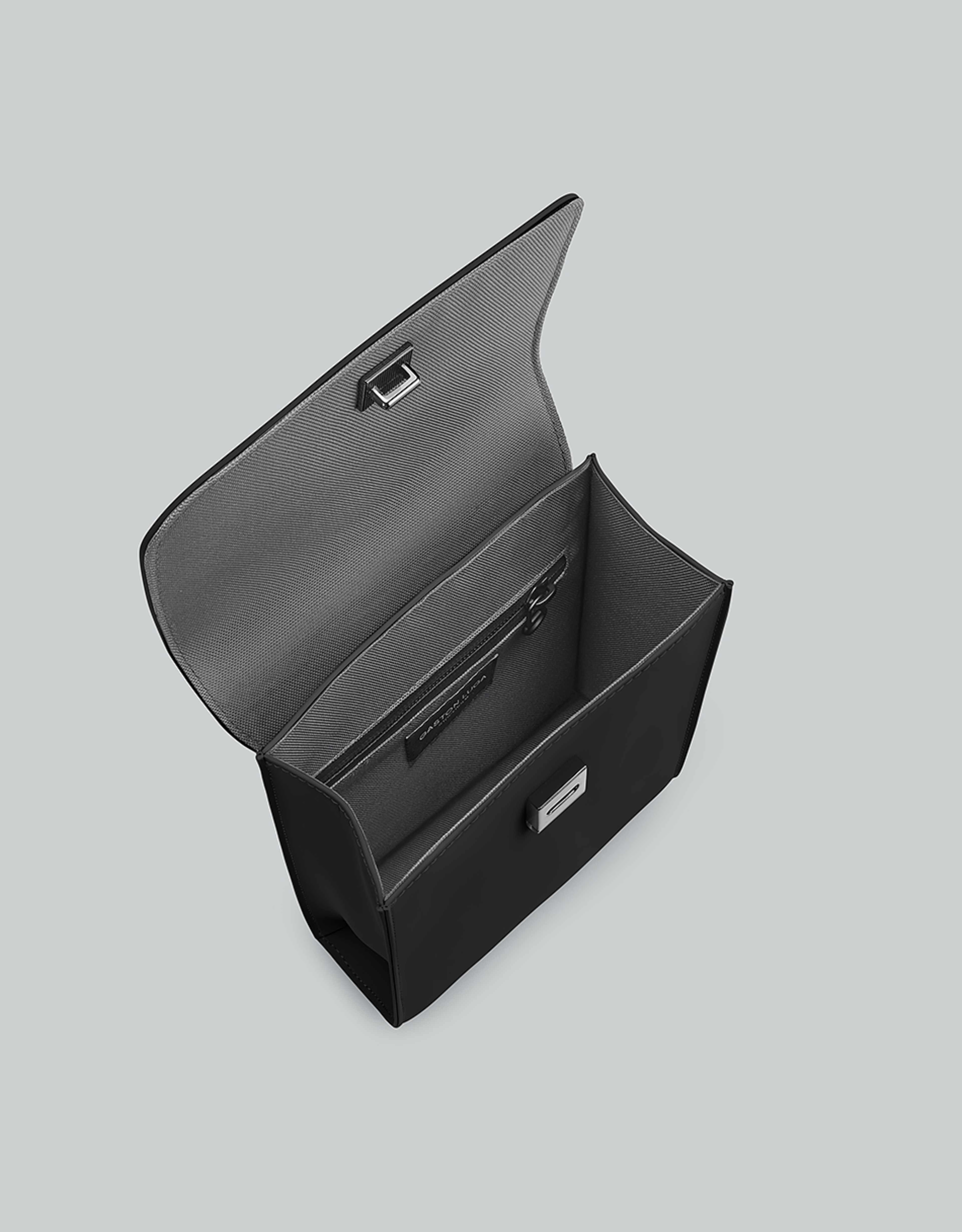 Spläsh Id Crossbody, från Gaston Luga, i färgen black. Klicka för att öppna bilden i stort format