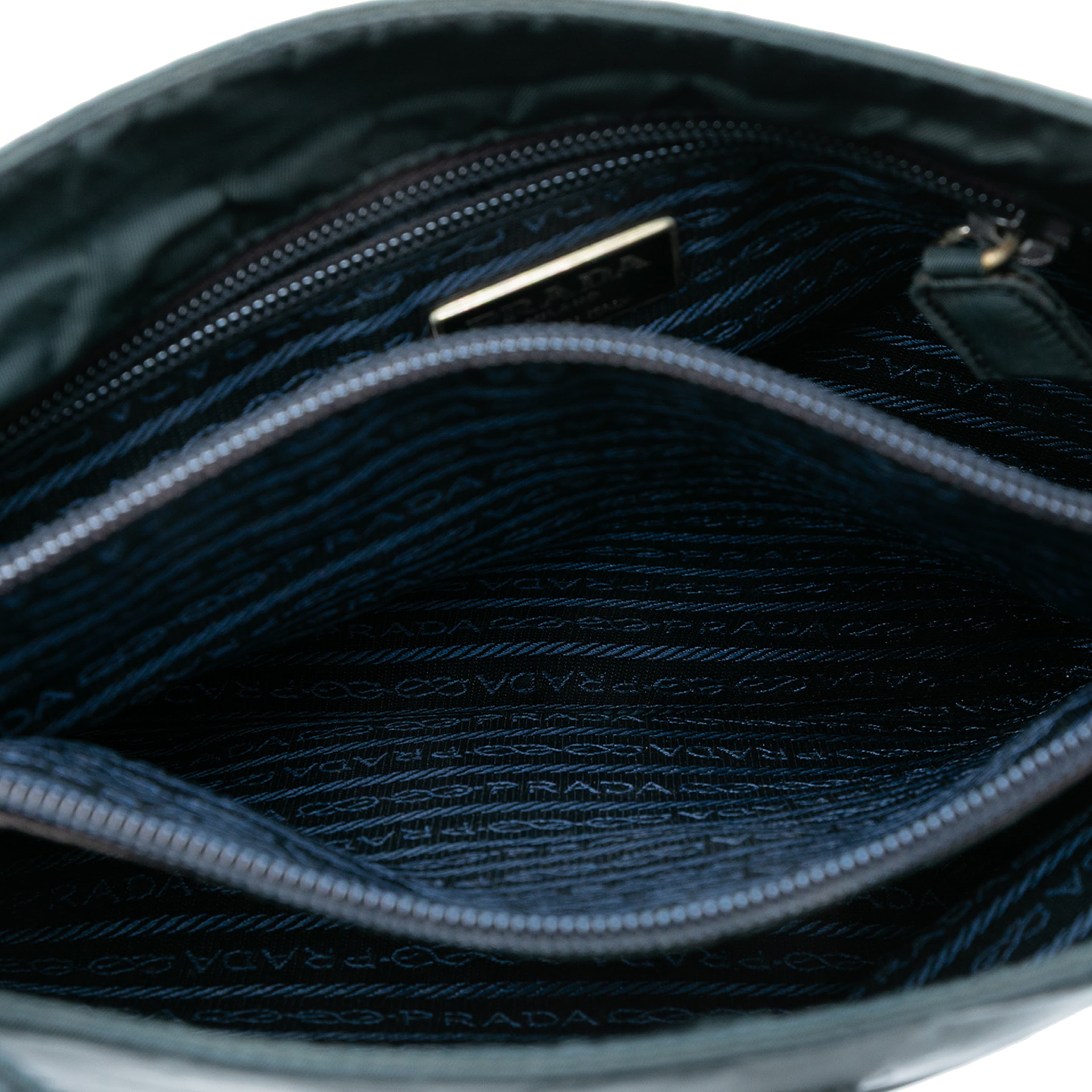 Prada Tessuto Tote, från Luxclusif, i färgen dark green. Klicka för att öppna bilden i stort format