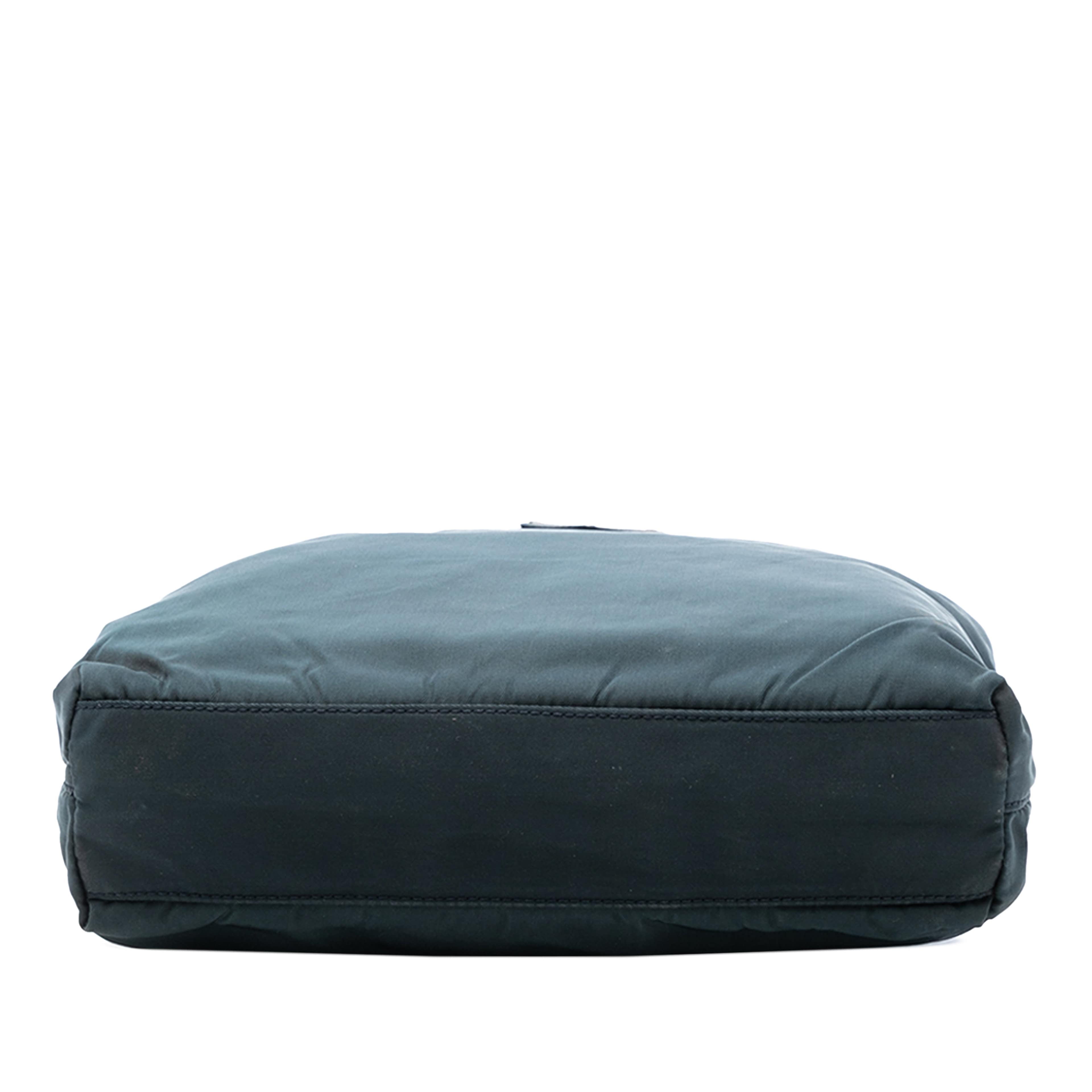 Prada Tessuto Tote, från Luxclusif, i färgen dark green. Klicka för att öppna bilden i stort format