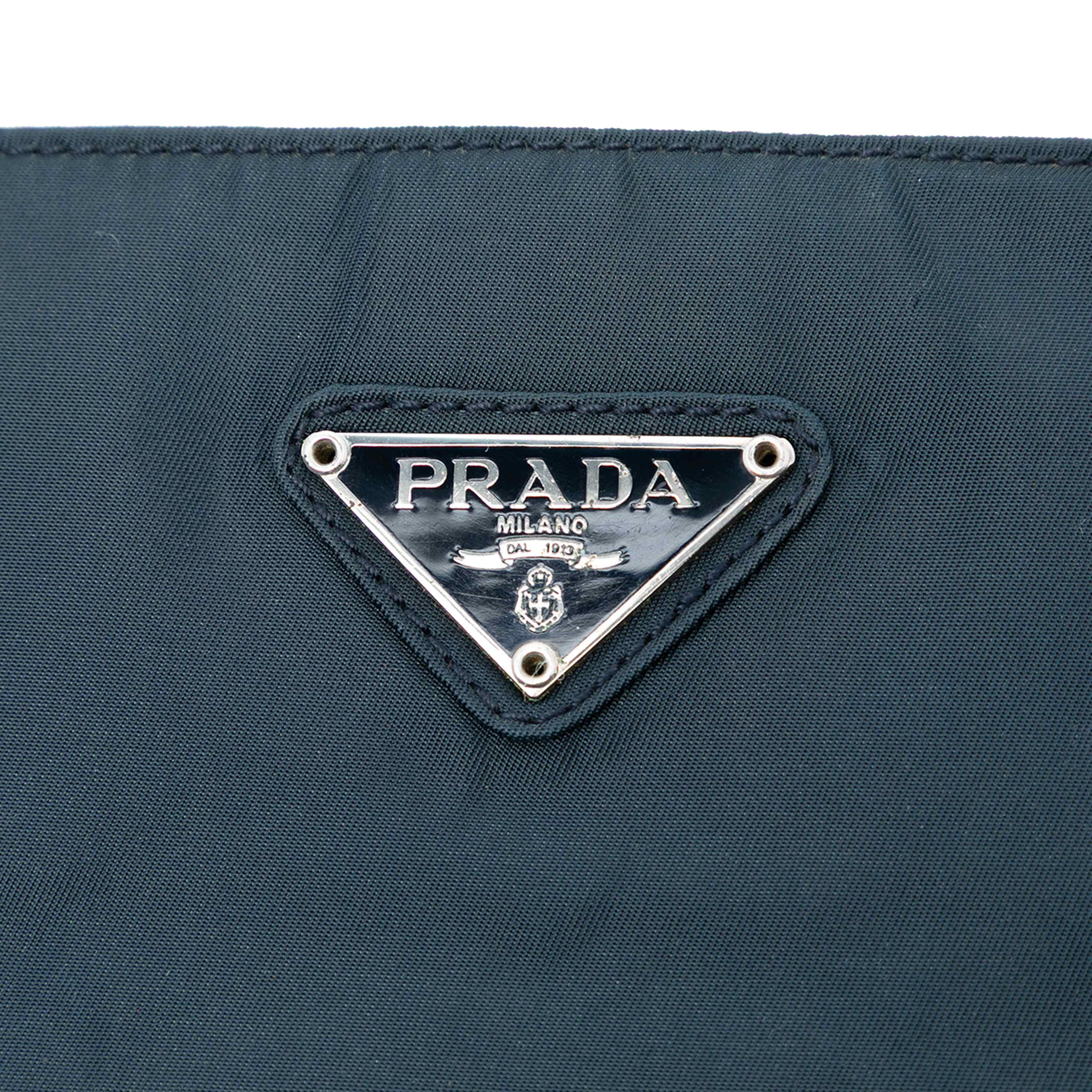 Prada Tessuto Tote, från Luxclusif, i färgen dark green. Klicka för att öppna bilden i stort format