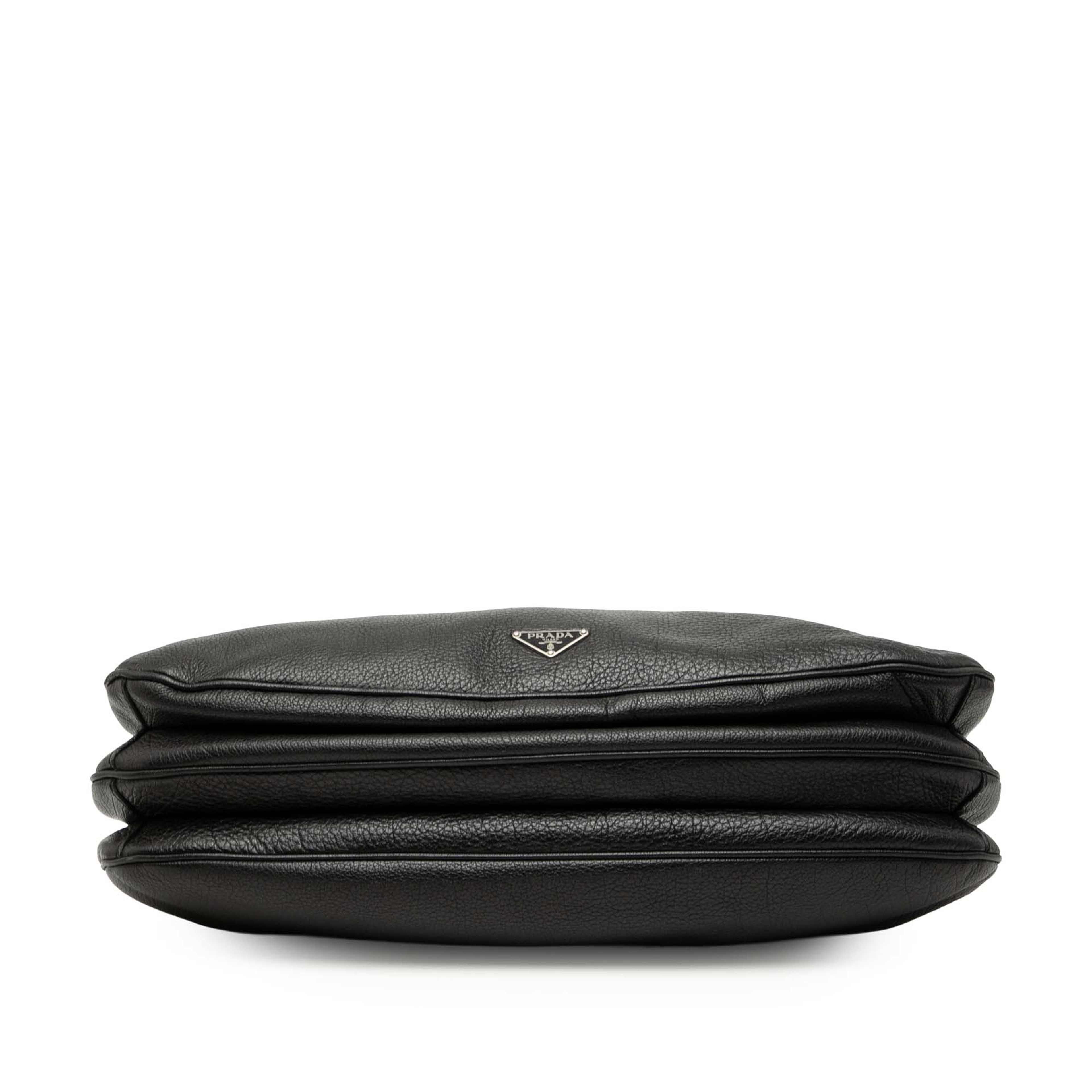 Prada Vitello Top Zip Messenger Bag, från Luxclusif, i färgen black. Klicka för att öppna bilden i stort format