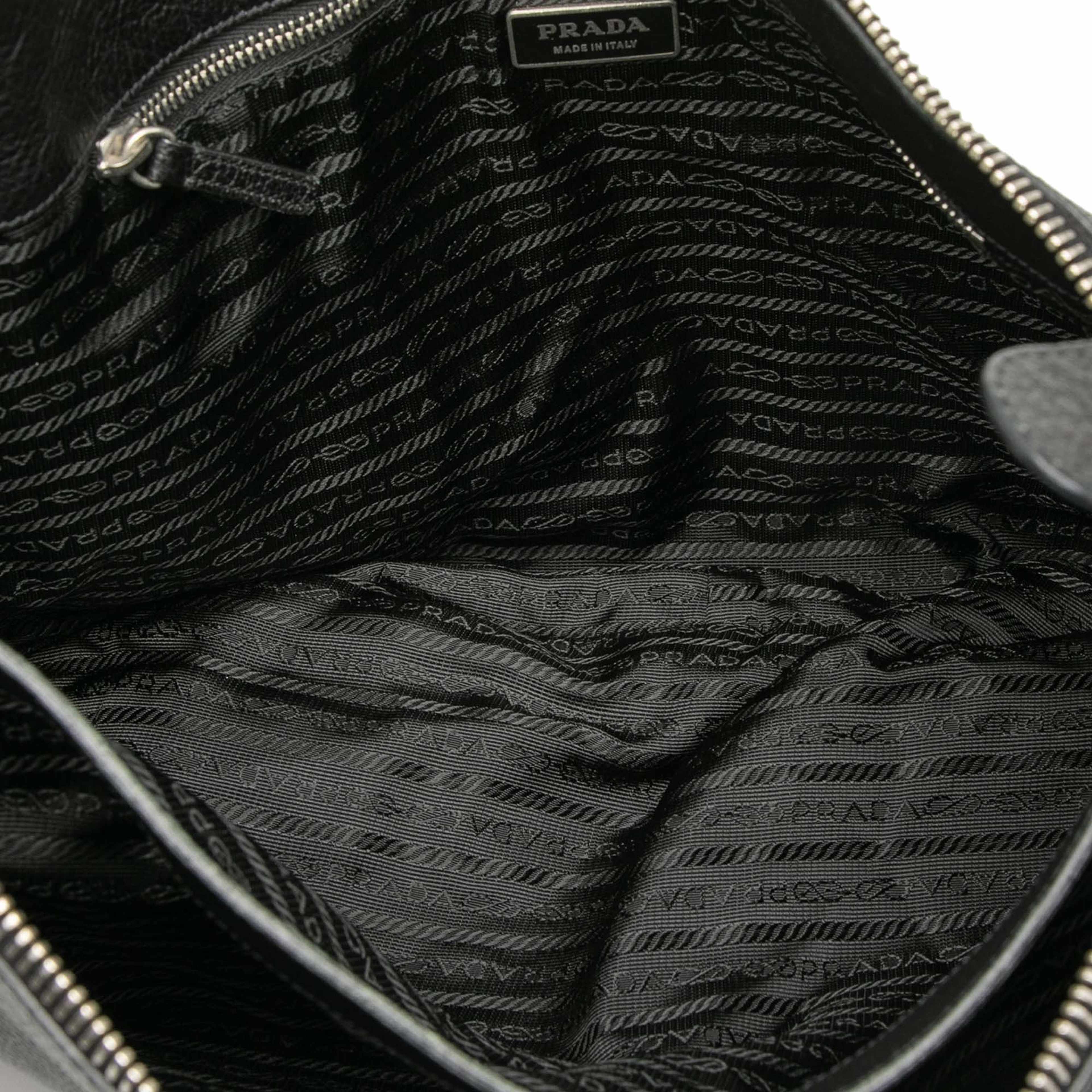 Prada Vitello Top Zip Messenger Bag, från Luxclusif, i färgen black. Klicka för att öppna bilden i stort format