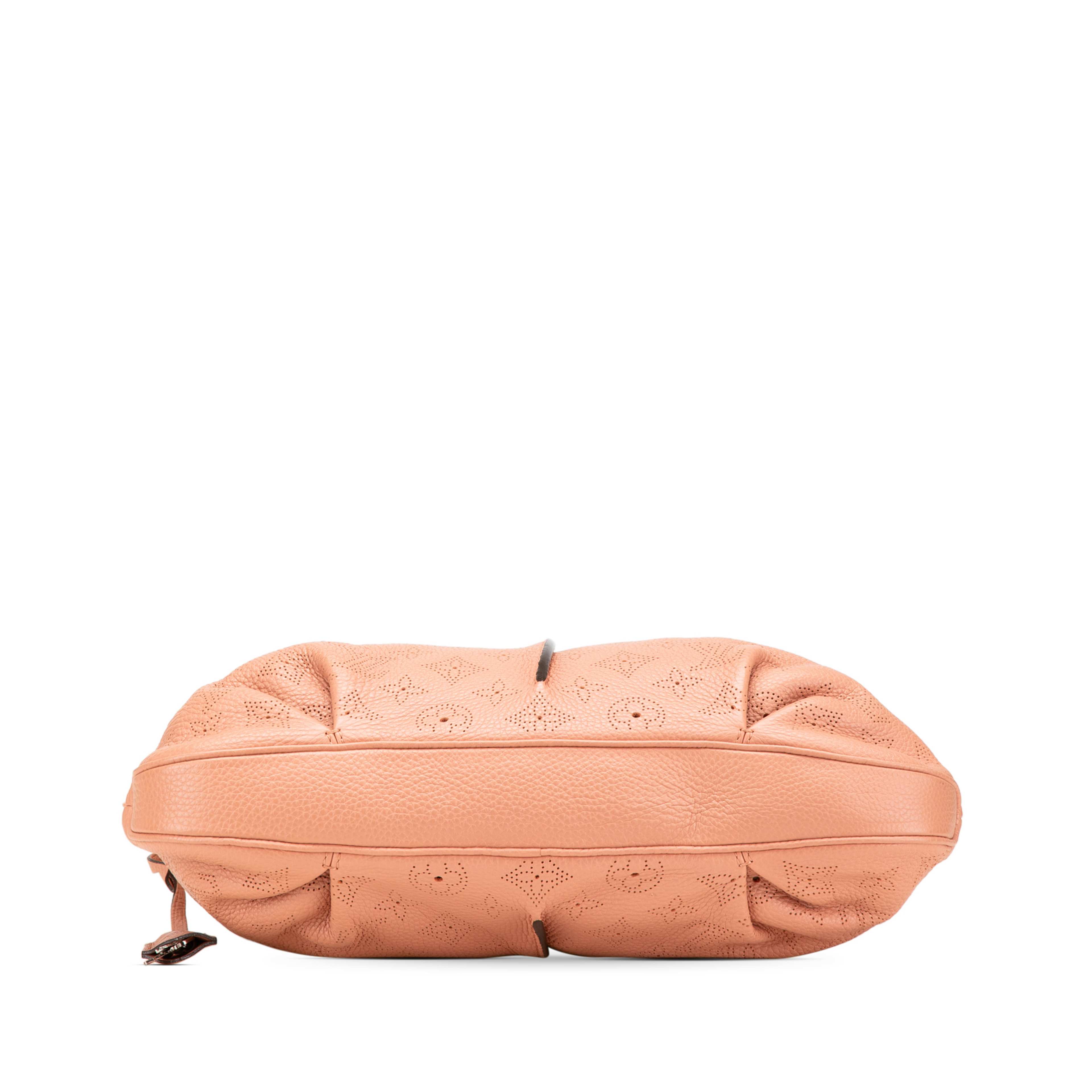 Louis Vuitton Monogram Mahina Selene Pm, från Luxclusif, i färgen pink. Klicka för att öppna bilden i stort format