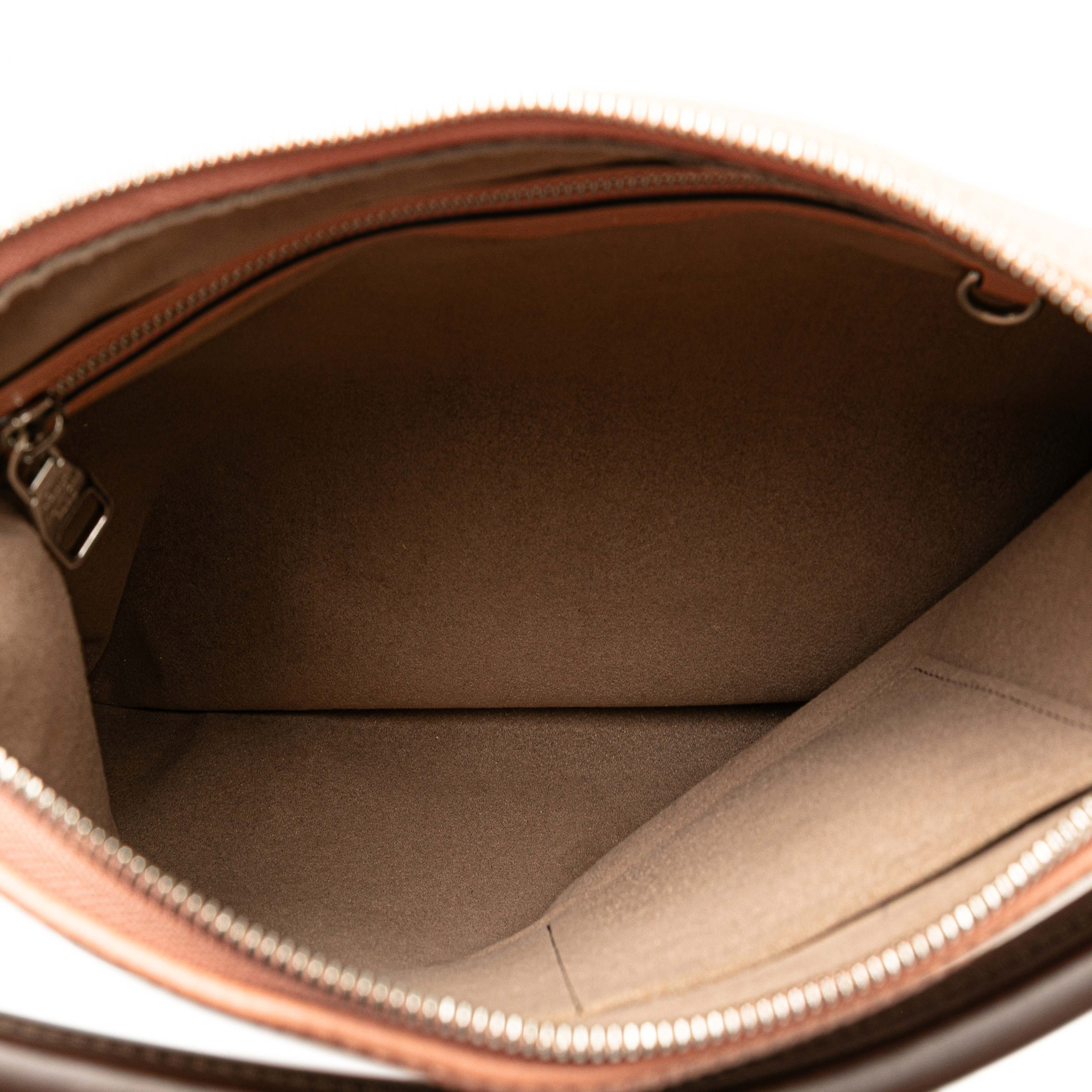 Louis Vuitton Monogram Mahina Selene Pm, från Luxclusif, i färgen pink. Klicka för att öppna bilden i stort format