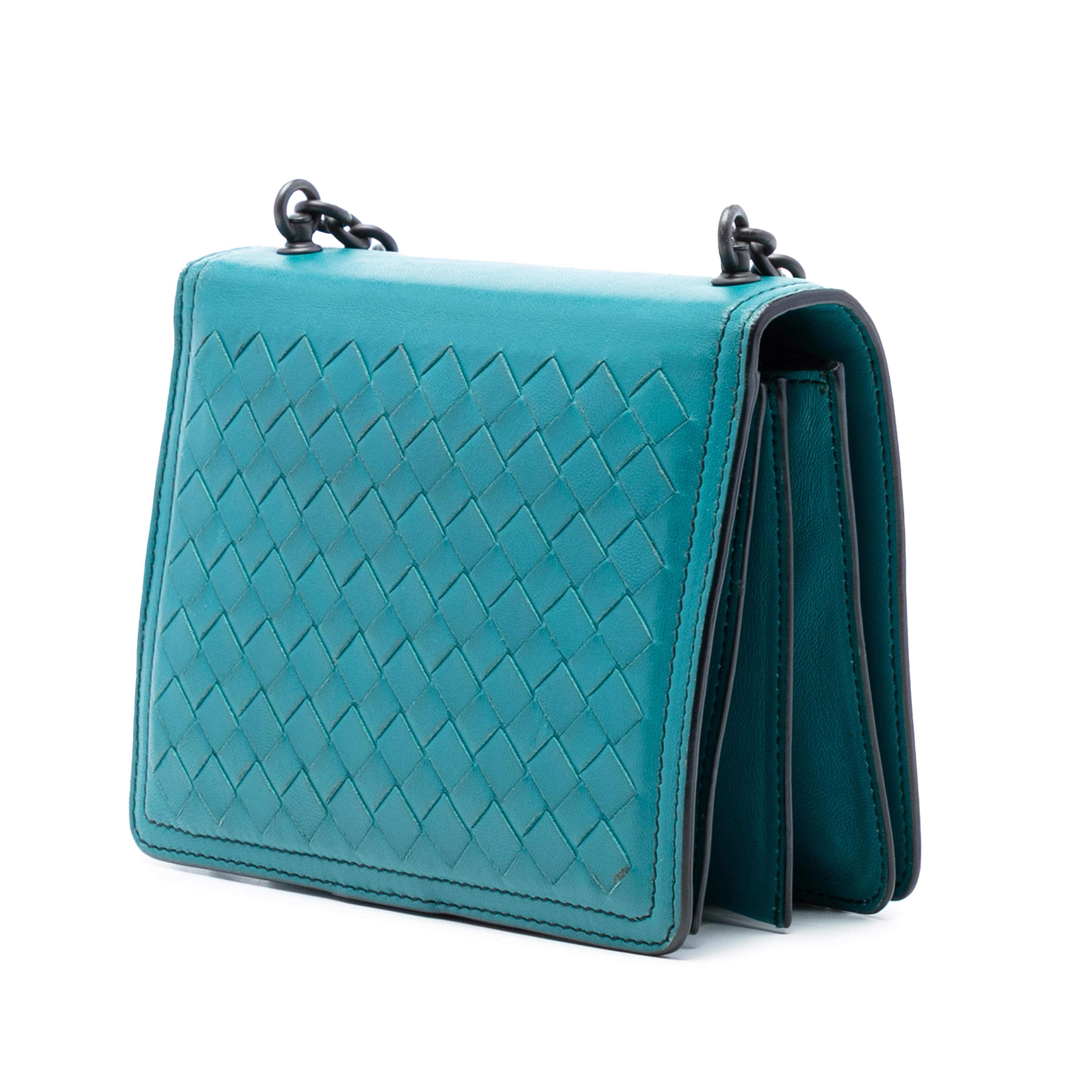 Bottega Veneta Mini Nappa Intrecciato Runway Shoulder Bag, från Luxclusif, i färgen turquoise. Klicka för att öppna bilden i stort format