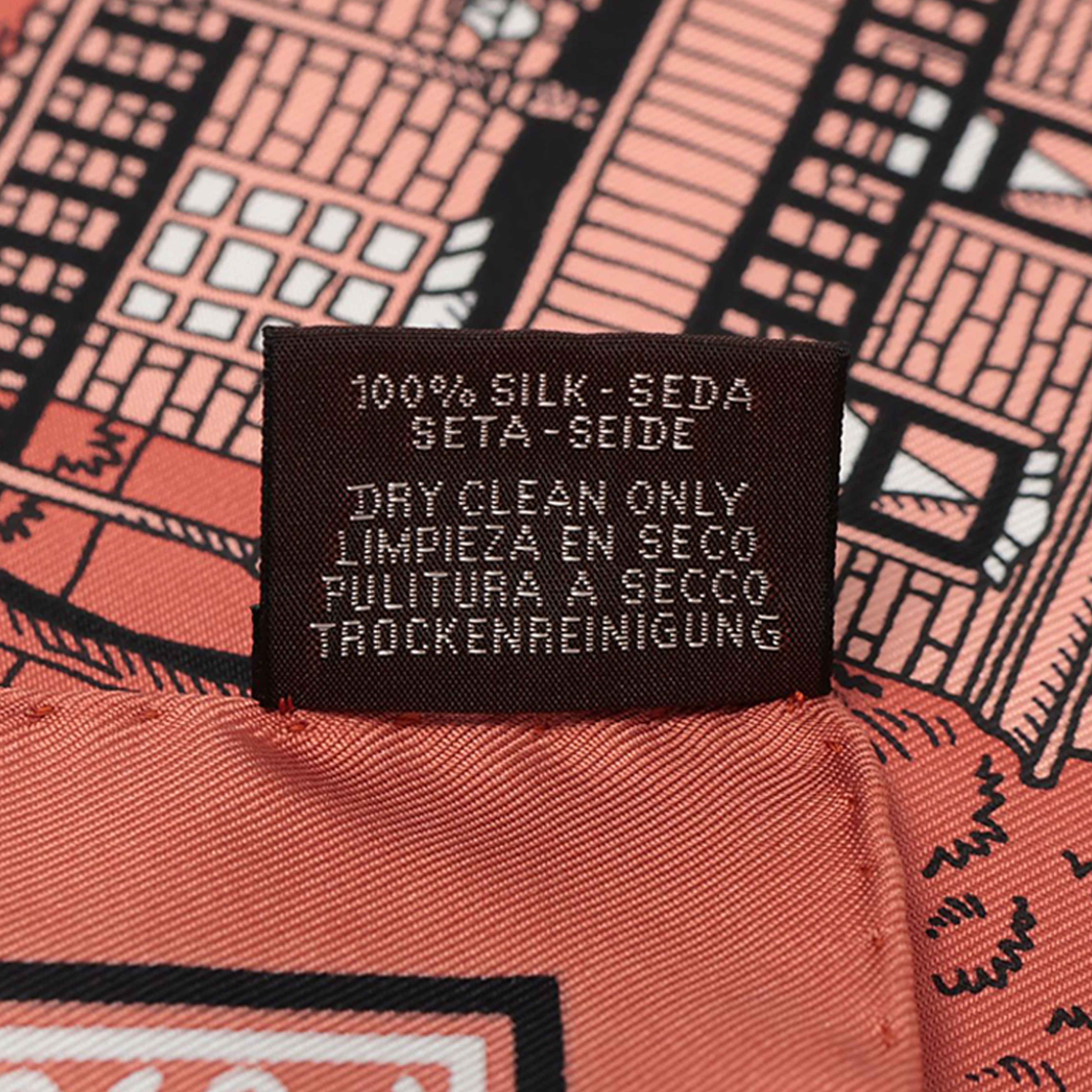 Hermès Paris Station Silk Bandana Scarf 55, från Luxclusif, i färgen blush. Klicka för att öppna bilden i stort format