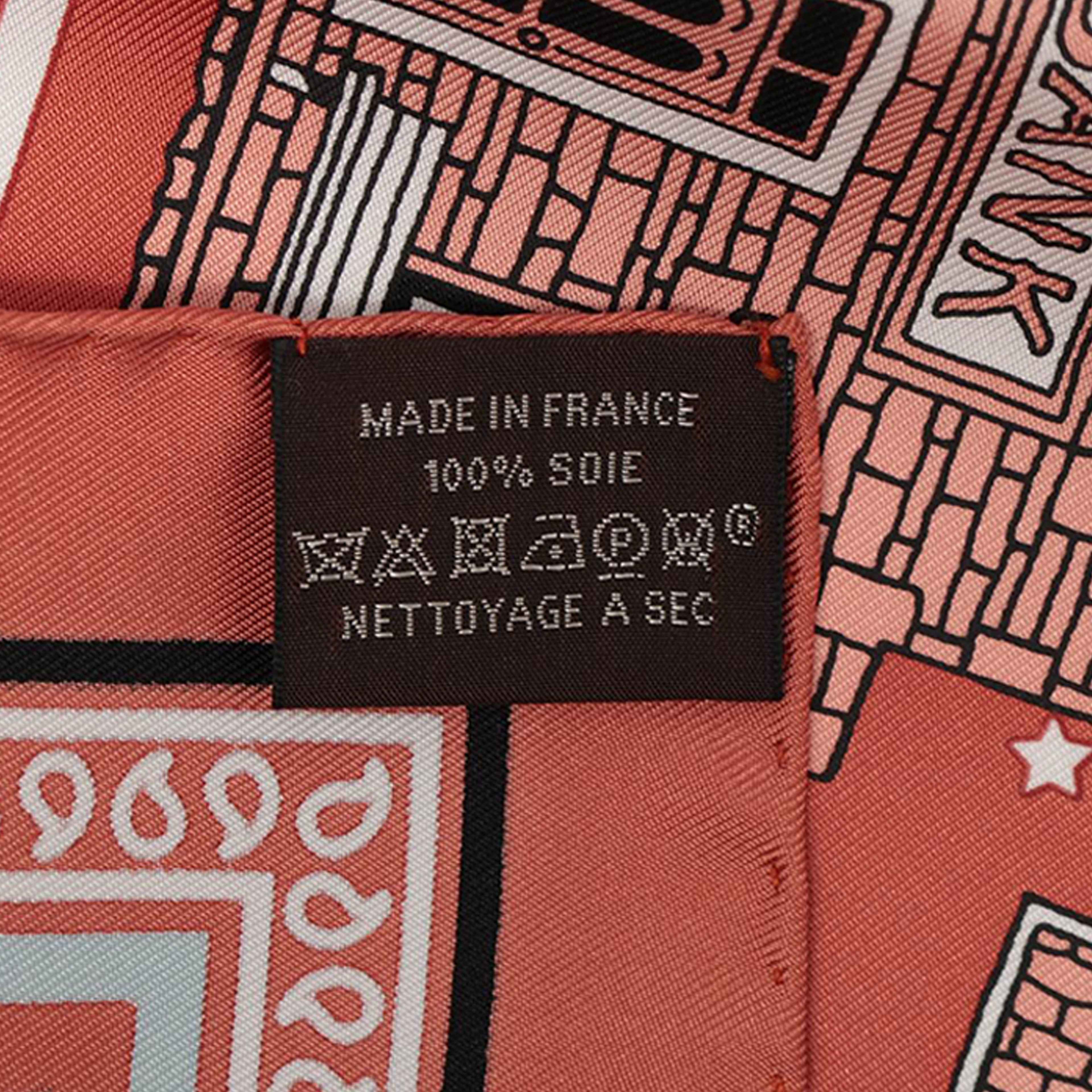 Hermès Paris Station Silk Bandana Scarf 55, från Luxclusif, i färgen blush. Klicka för att öppna bilden i stort format