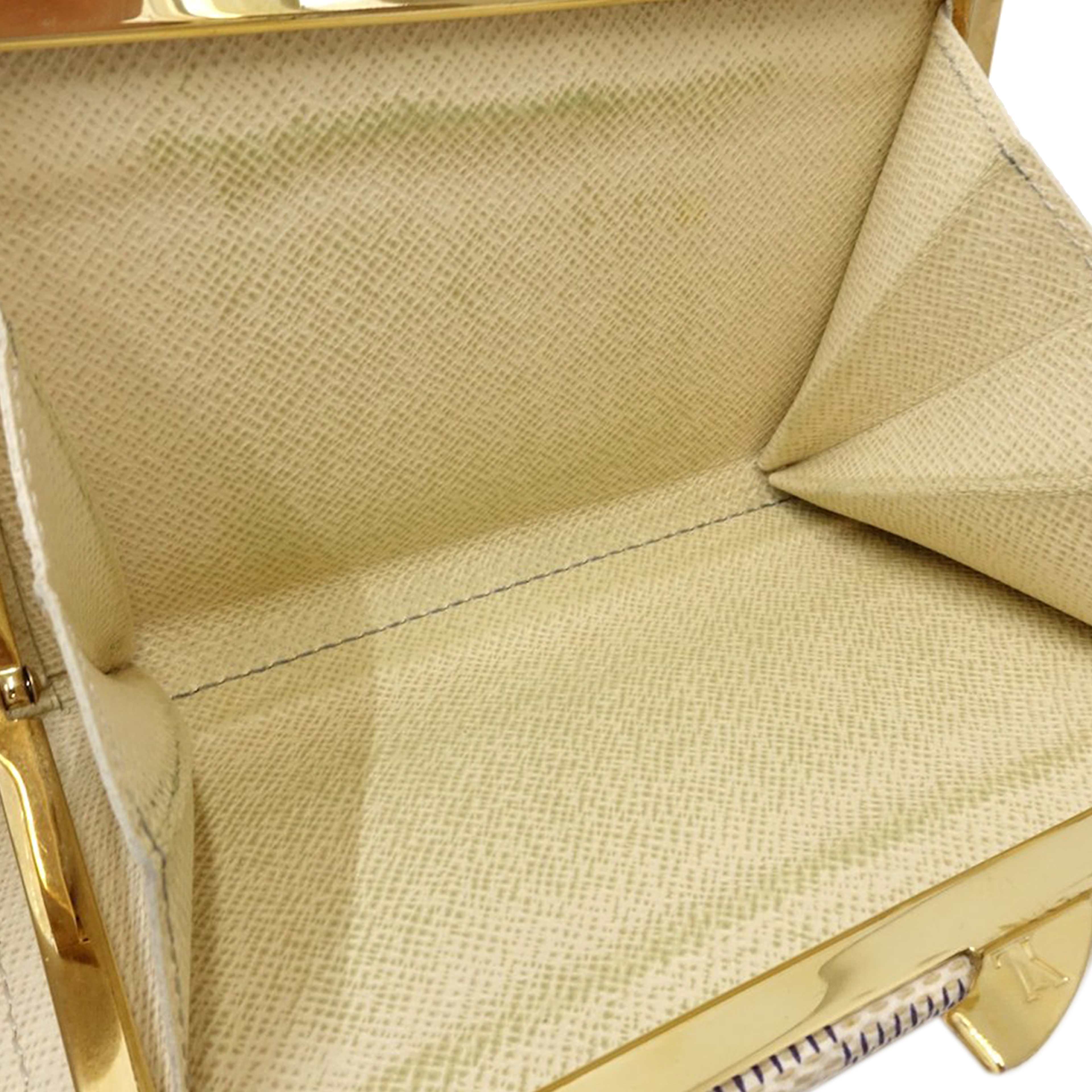 Louis Vuitton Damier Azur Portefeuille Viennois, från Luxclusif, i färgen white. Klicka för att öppna bilden i stort format