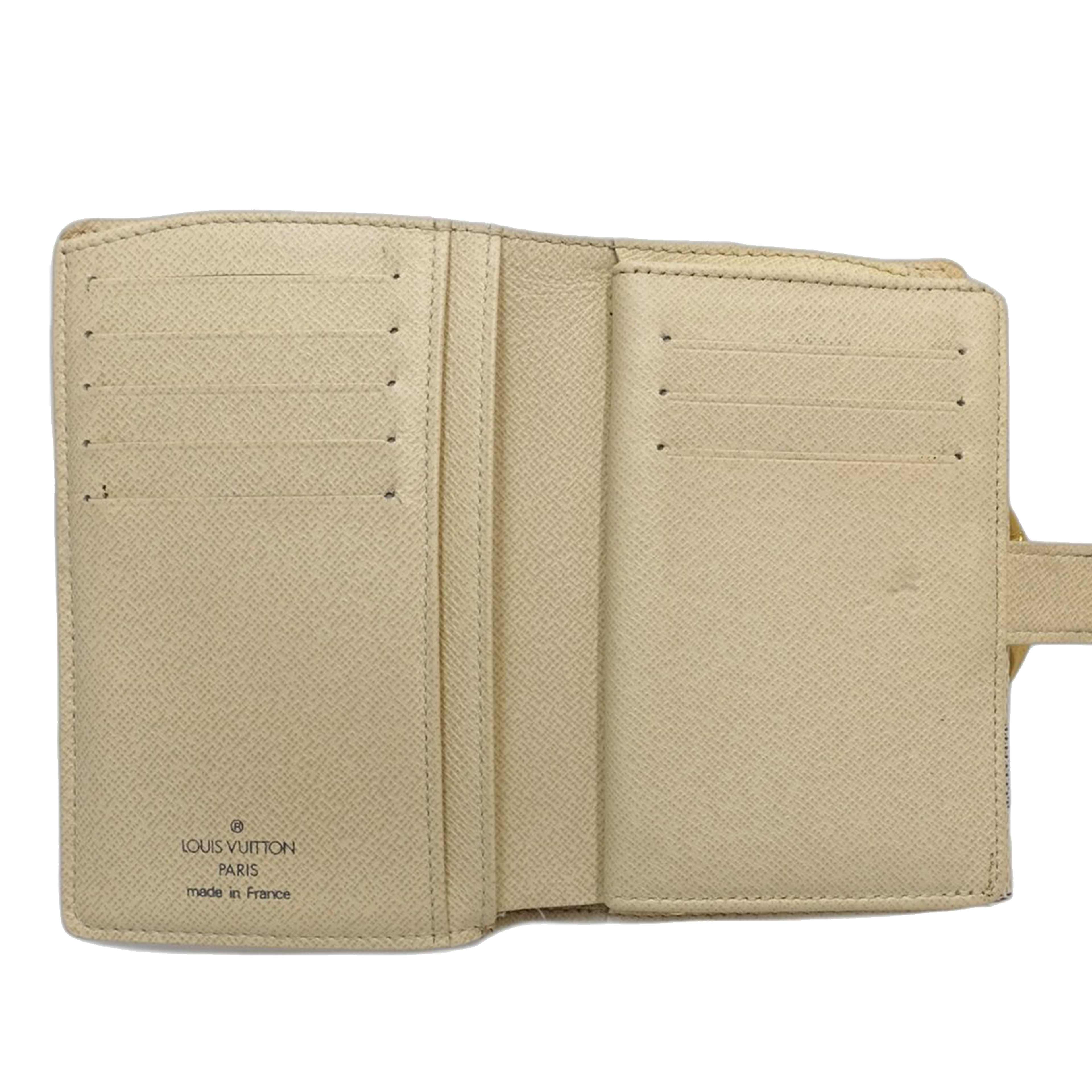 Louis Vuitton Damier Azur Portefeuille Viennois, från Luxclusif, i färgen white. Klicka för att öppna bilden i stort format