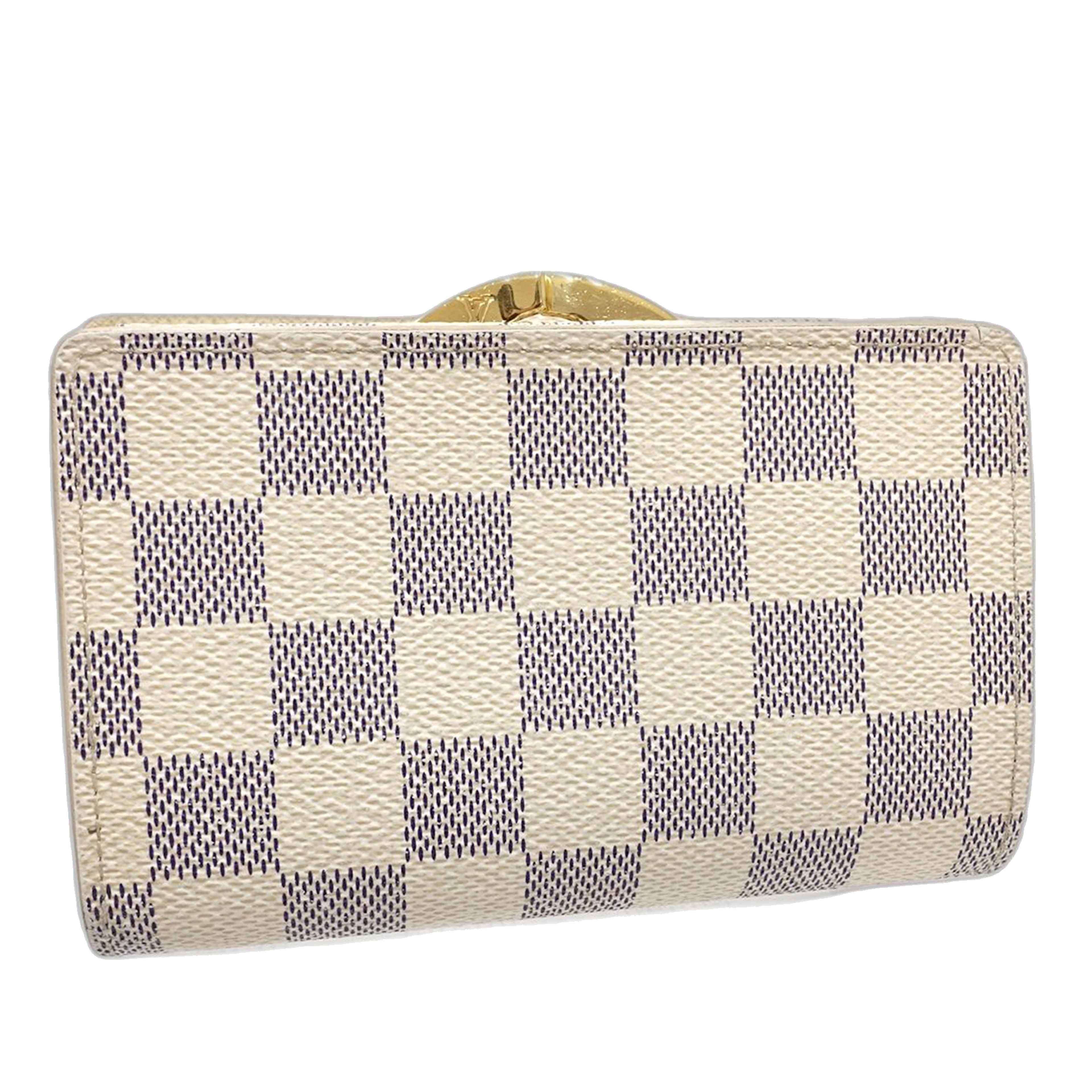 Louis Vuitton Damier Azur Portefeuille Viennois, från Luxclusif, i färgen white. Klicka för att öppna bilden i stort format