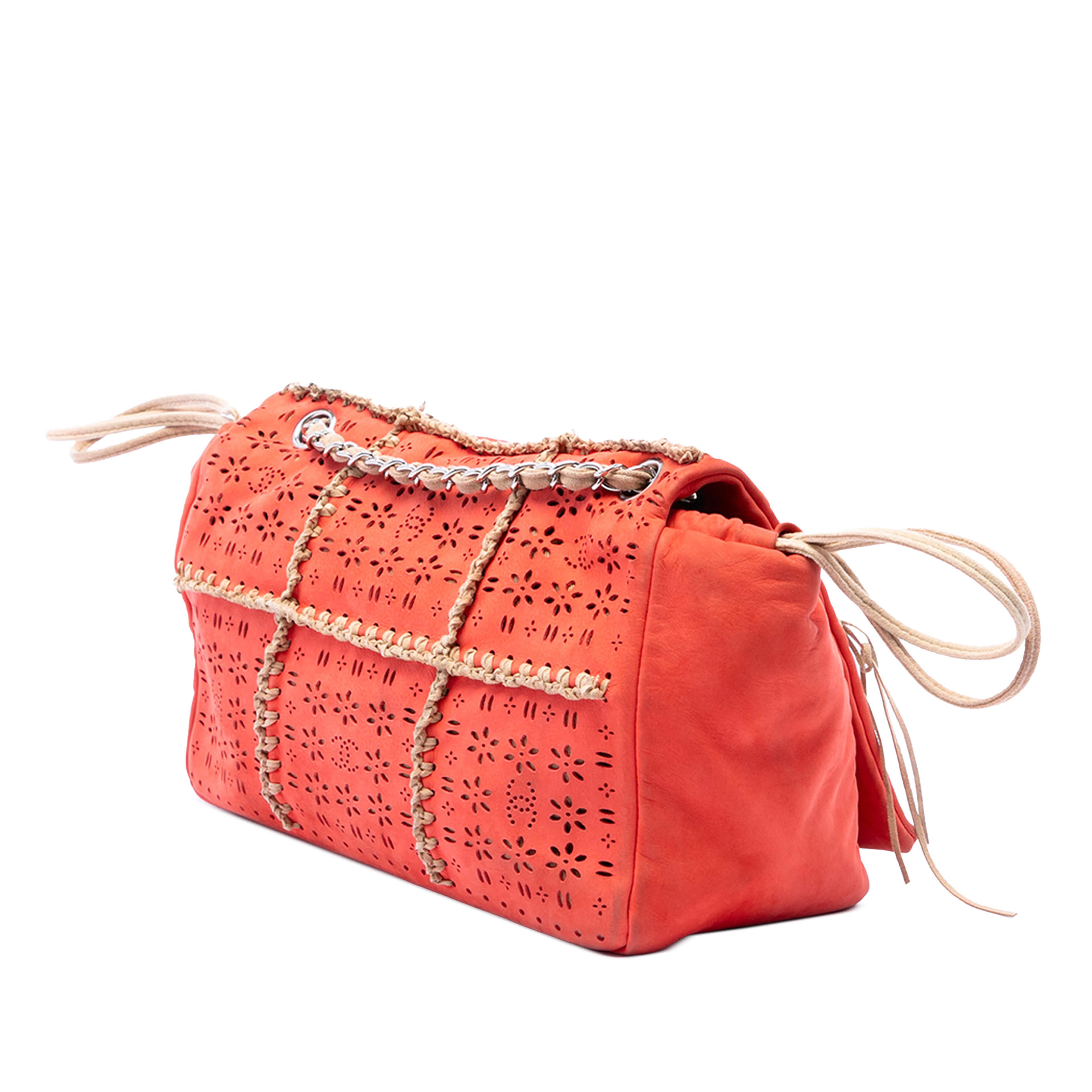 Chanel Laser Cut Fringe Suede Flap, från Luxclusif, i färgen orange. Klicka för att öppna bilden i stort format