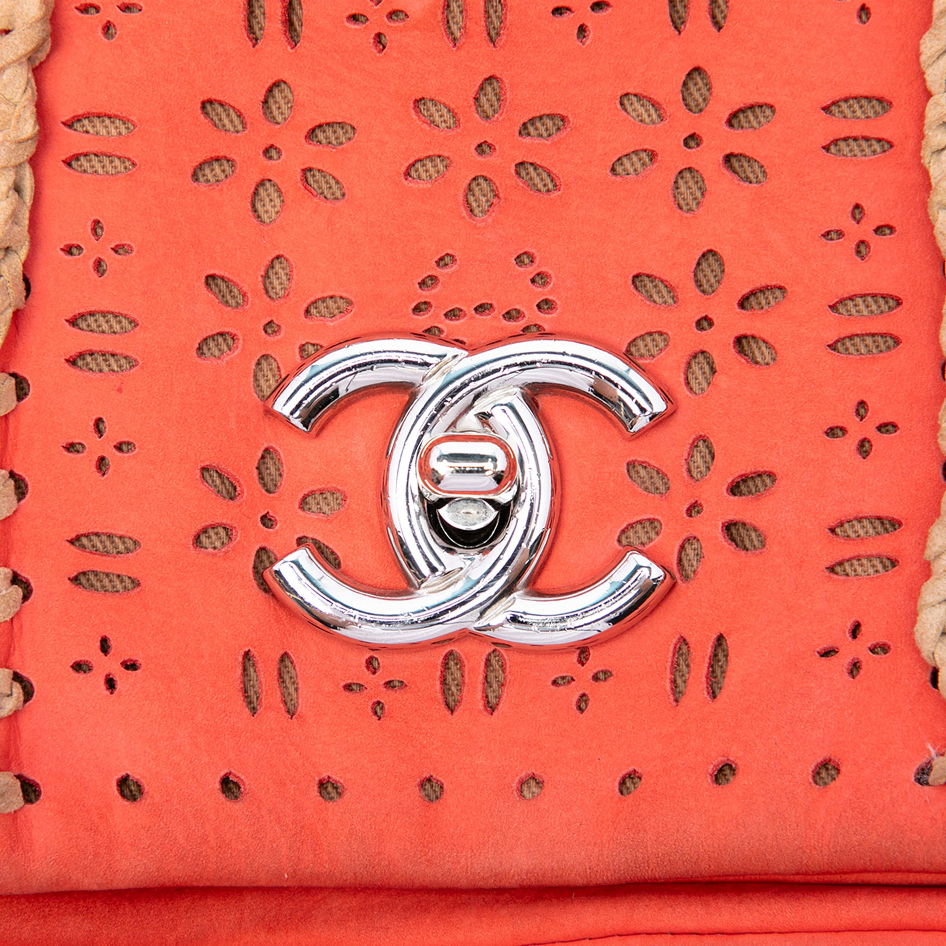 Chanel Laser Cut Fringe Suede Flap, från Luxclusif, i färgen orange. Klicka för att öppna bilden i stort format