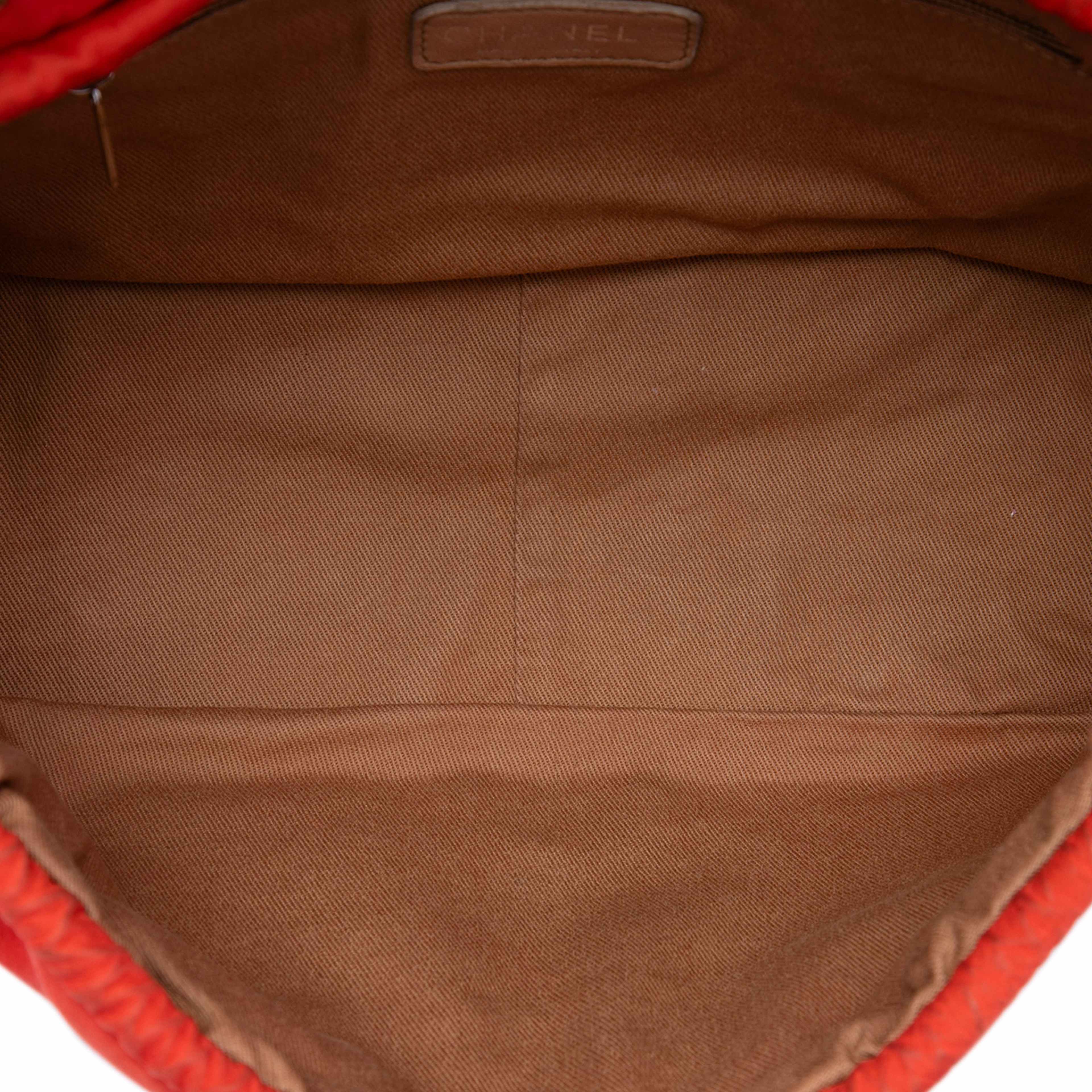 Chanel Laser Cut Fringe Suede Flap, från Luxclusif, i färgen orange. Klicka för att öppna bilden i stort format
