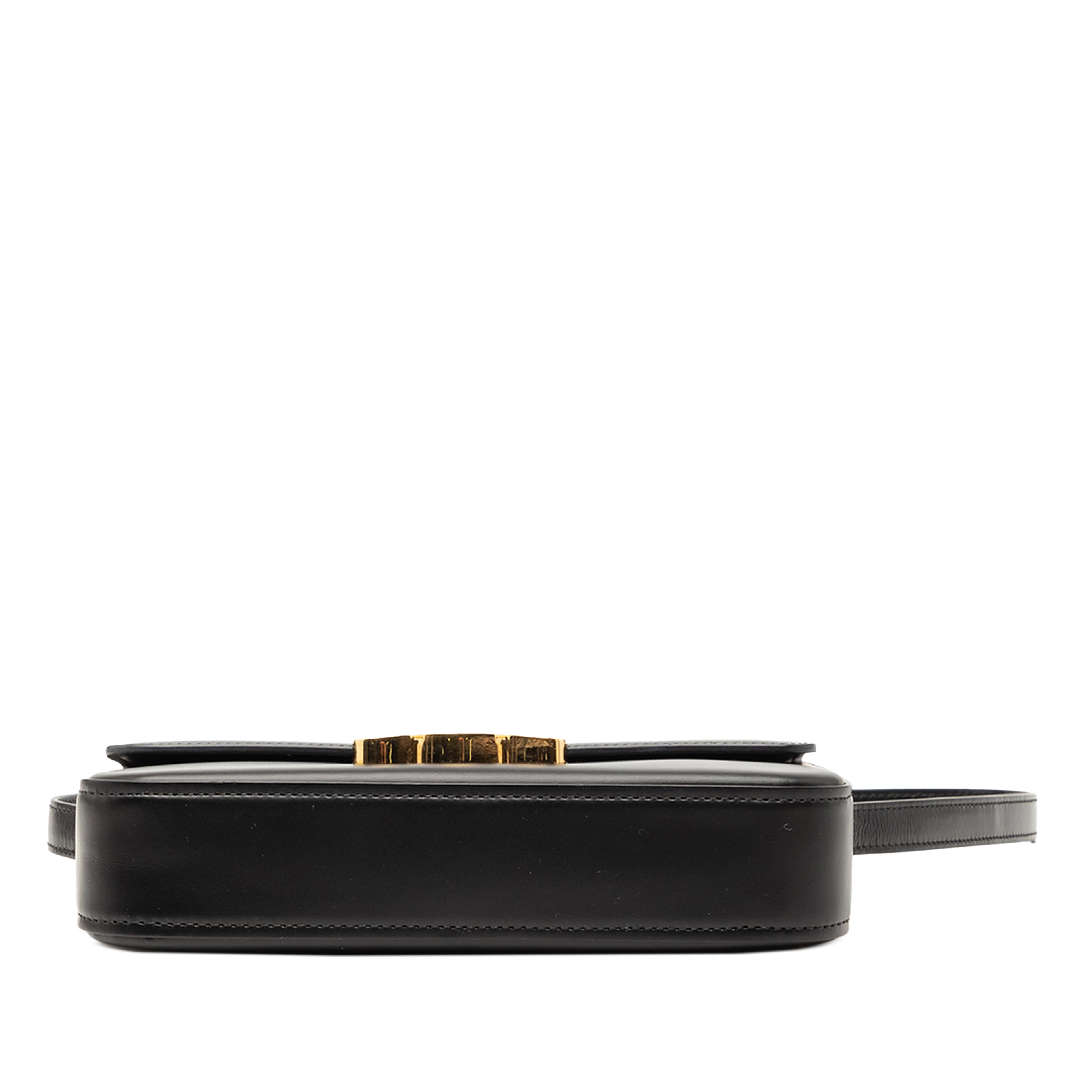 Celine Shiny Calfskin Triomphe Claude Shoulder Bag, från Luxclusif, i färgen svart. Klicka för att öppna bilden i stort format