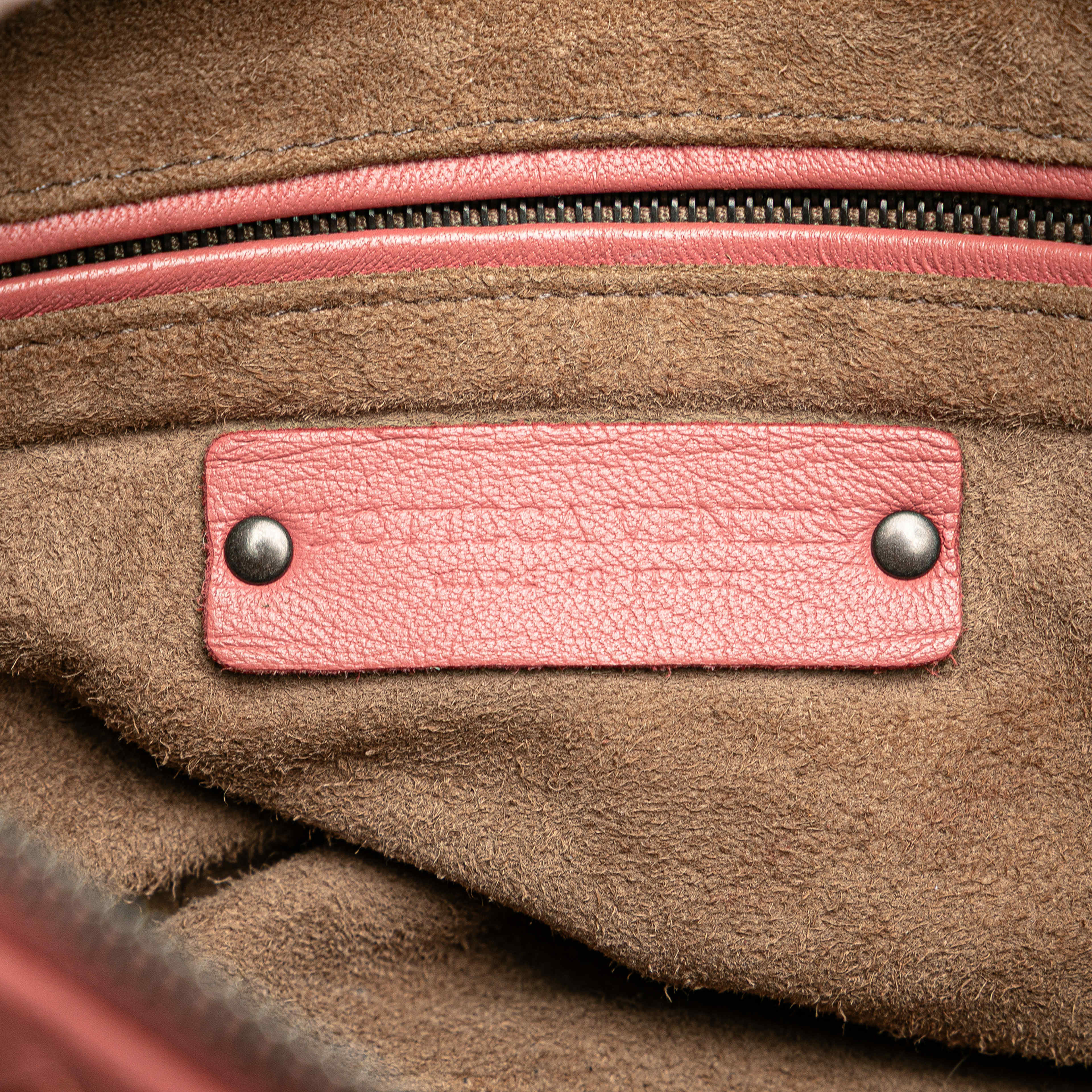 Bottega Veneta Nappa Intrecciato Bosto, från Luxclusif, i färgen pink. Klicka för att öppna bilden i stort format