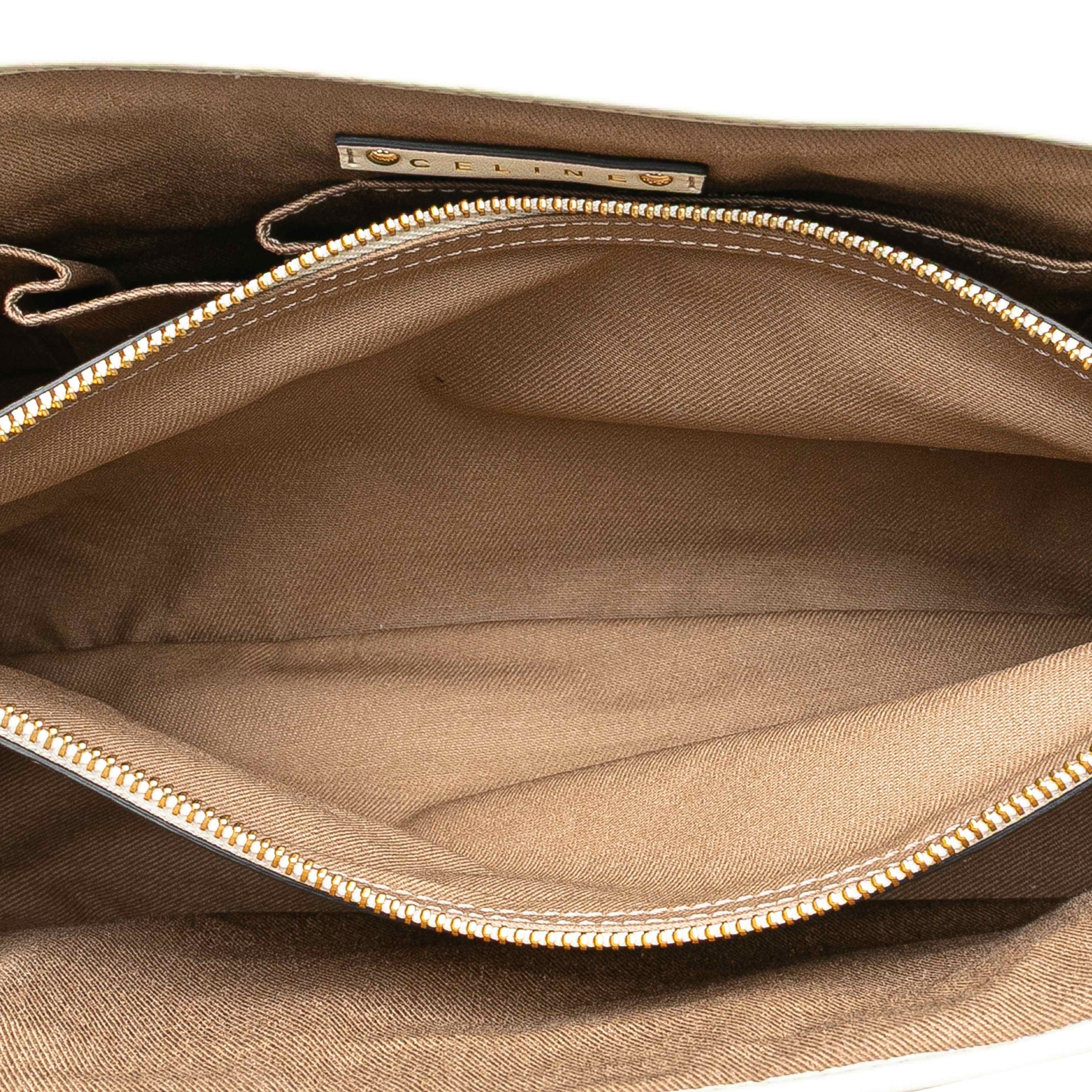 Celine Macadam Canvas Boogie Handbag, från Luxclusif, i färgen beige. Klicka för att öppna bilden i stort format