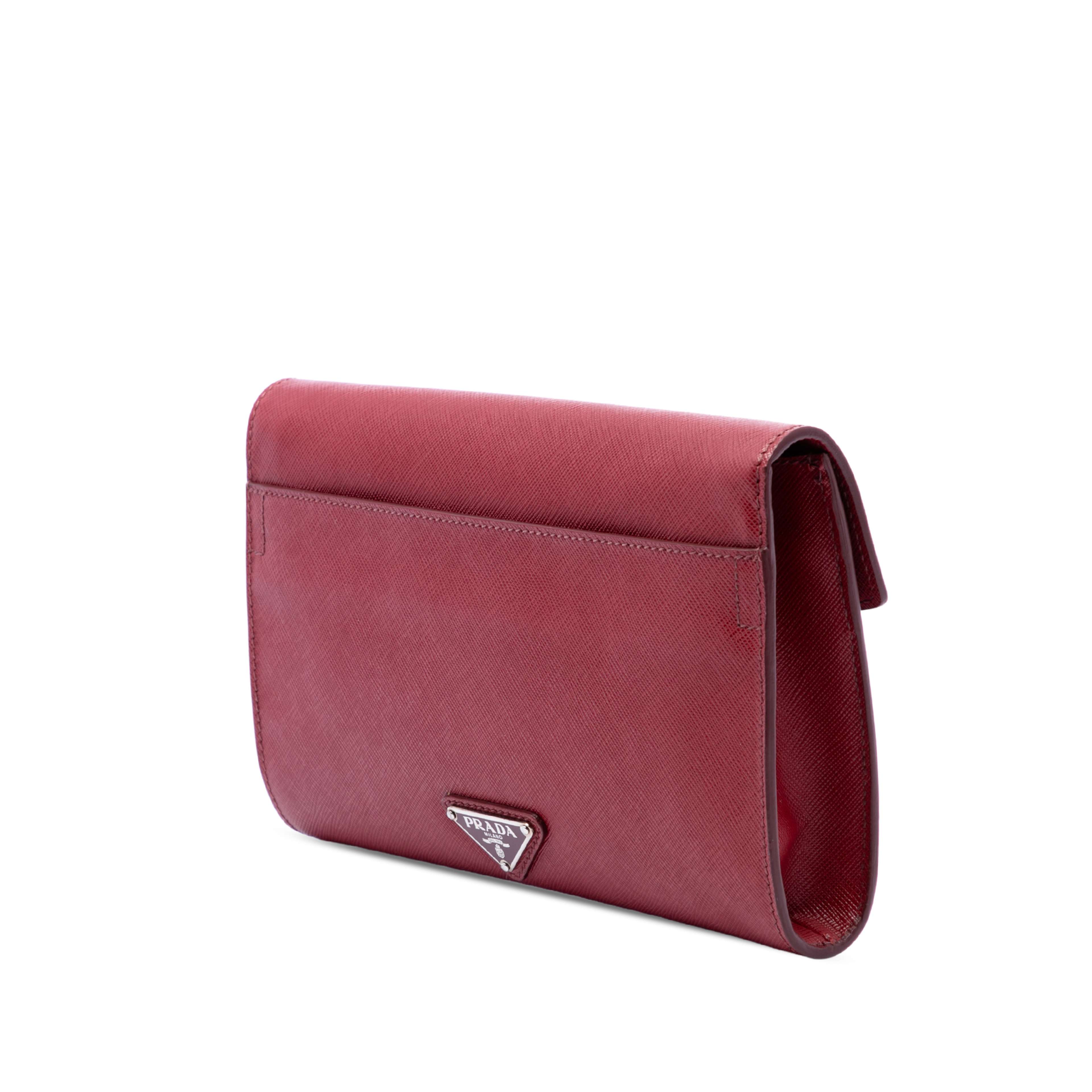 Prada Saffiano Envelope Pushlock Clutch, från Luxclusif, i färgen röd. Klicka för att öppna bilden i stort format