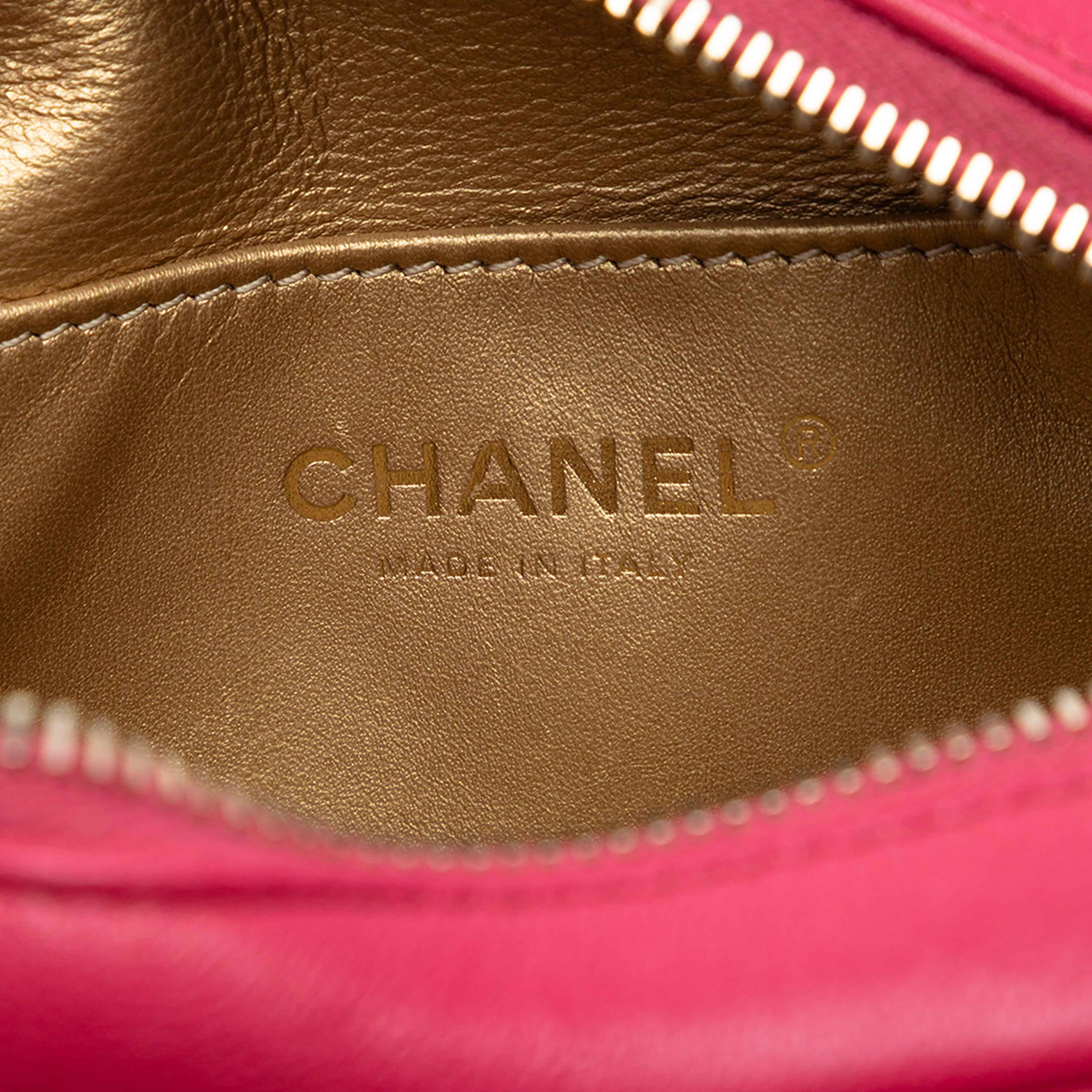 Chanel Lambskin Coco Midnight Camera Bag, från Luxclusif, i färgen dark pink. Klicka för att öppna bilden i stort format