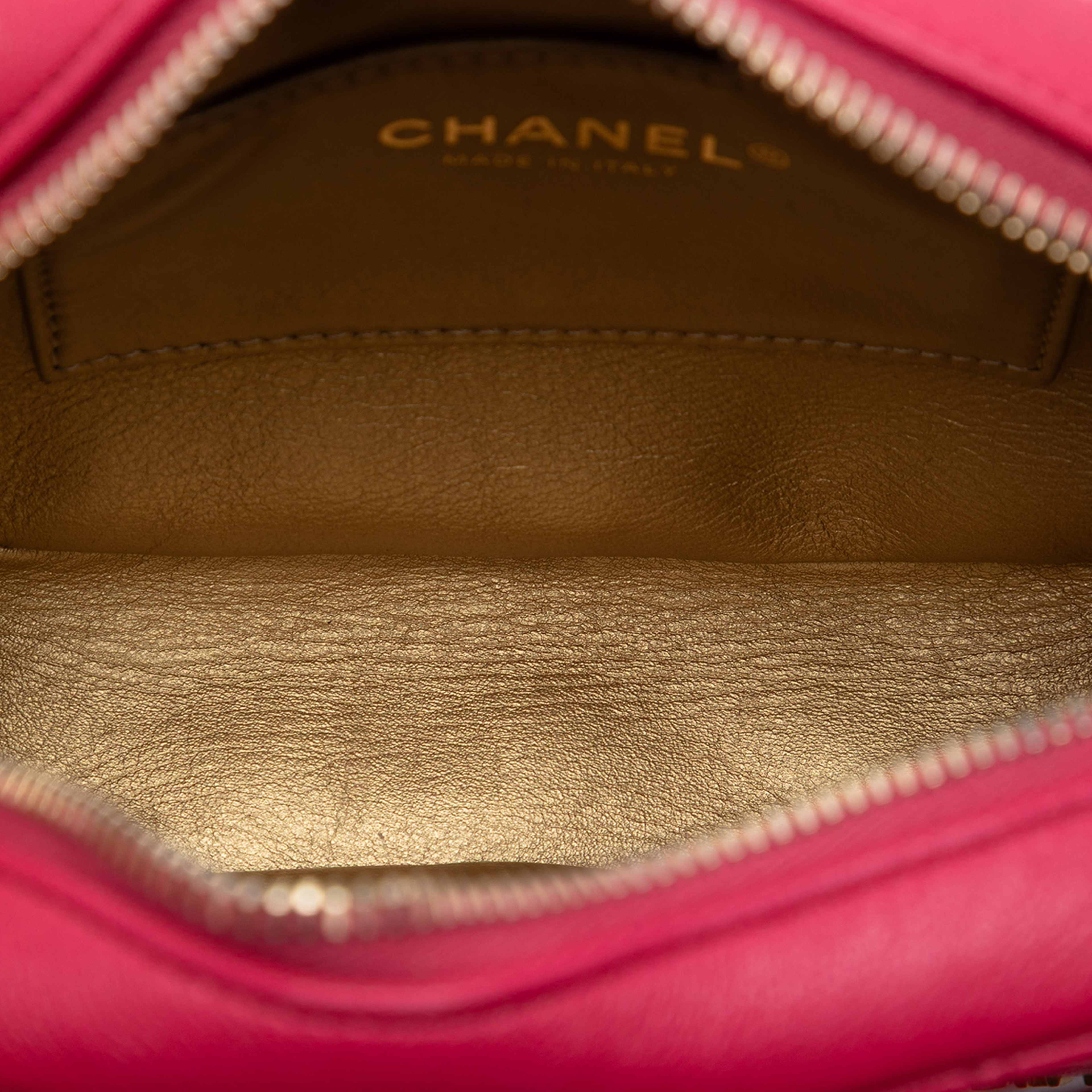 Chanel Lambskin Coco Midnight Camera Bag, från Luxclusif, i färgen dark pink. Klicka för att öppna bilden i stort format