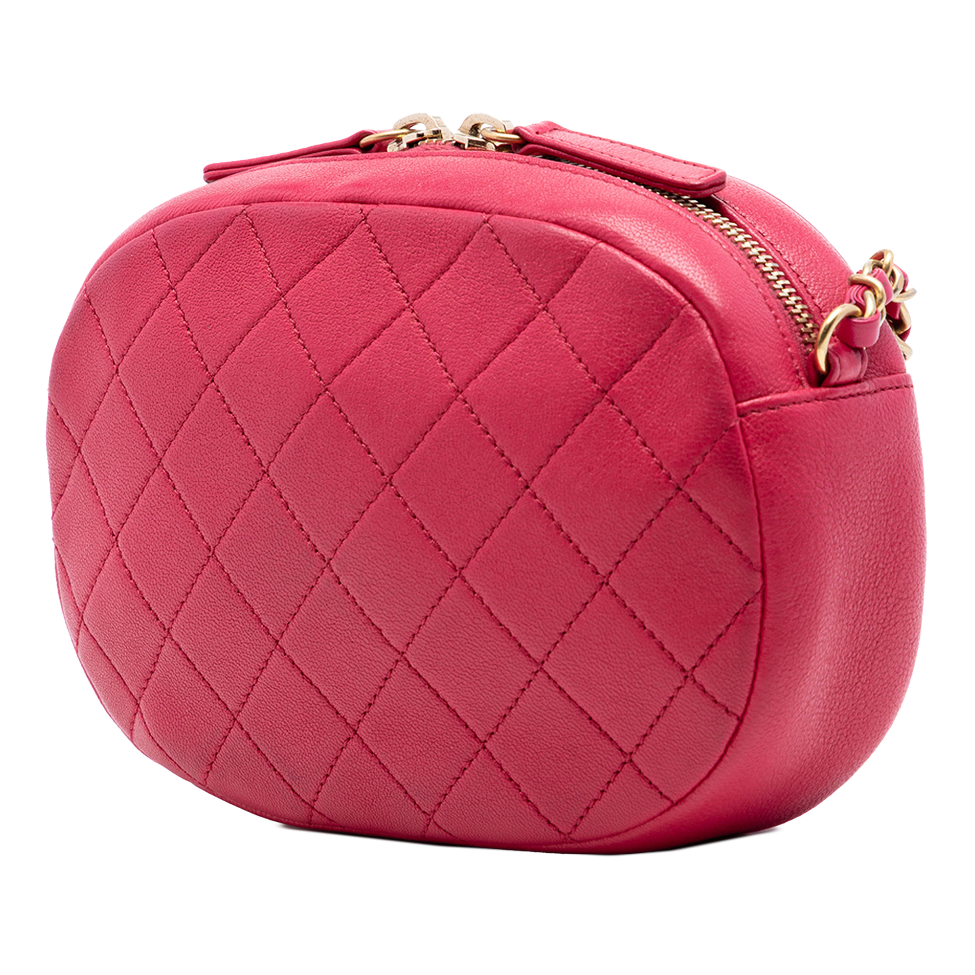 Chanel Lambskin Coco Midnight Camera Bag, från Luxclusif, i färgen rosa. Klicka för att öppna bilden i stort format