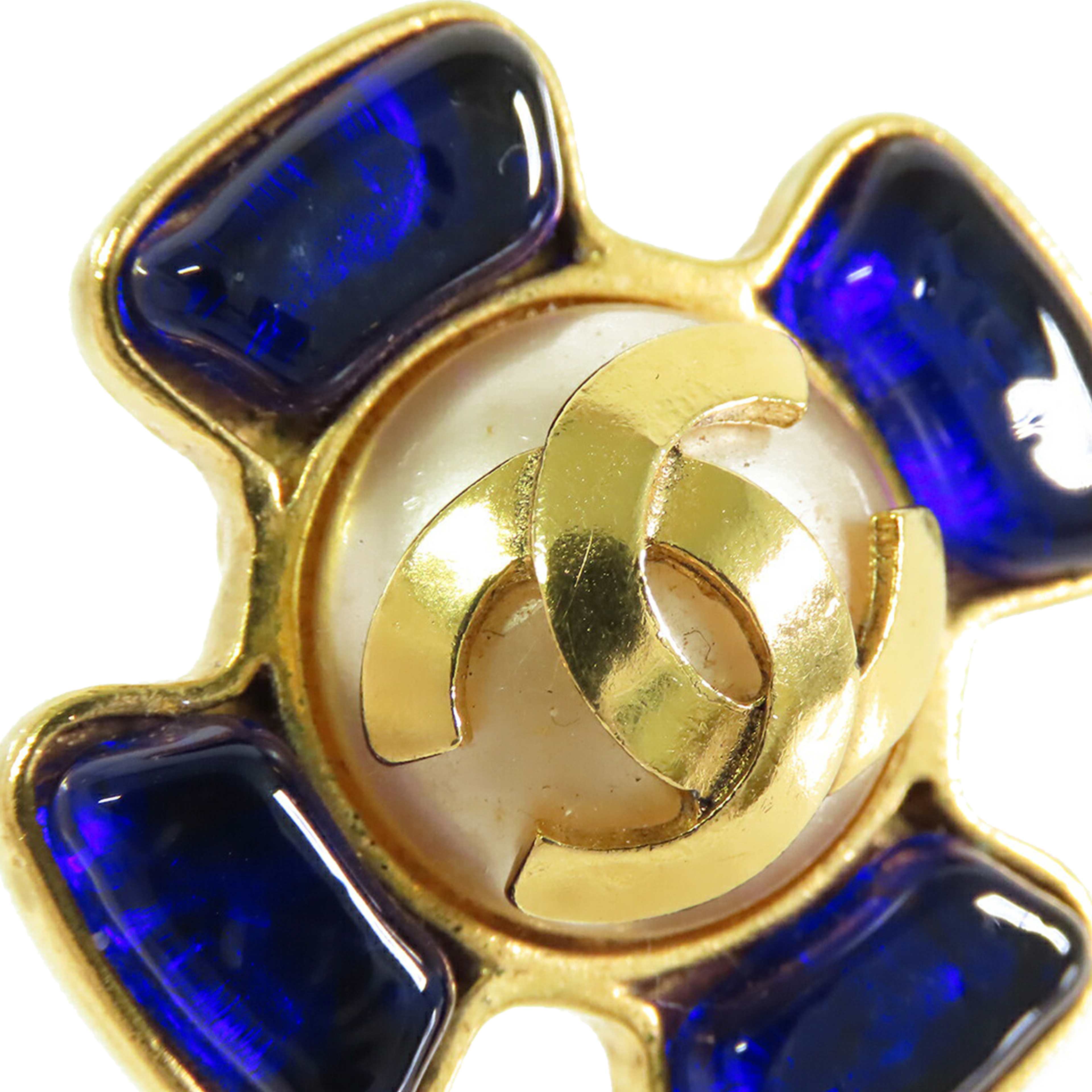 Chanel Cc Gold Plated Gripoix Faux Pearl Clip On Earrings, från Luxclusif, i färgen gold. Klicka för att öppna bilden i stort format