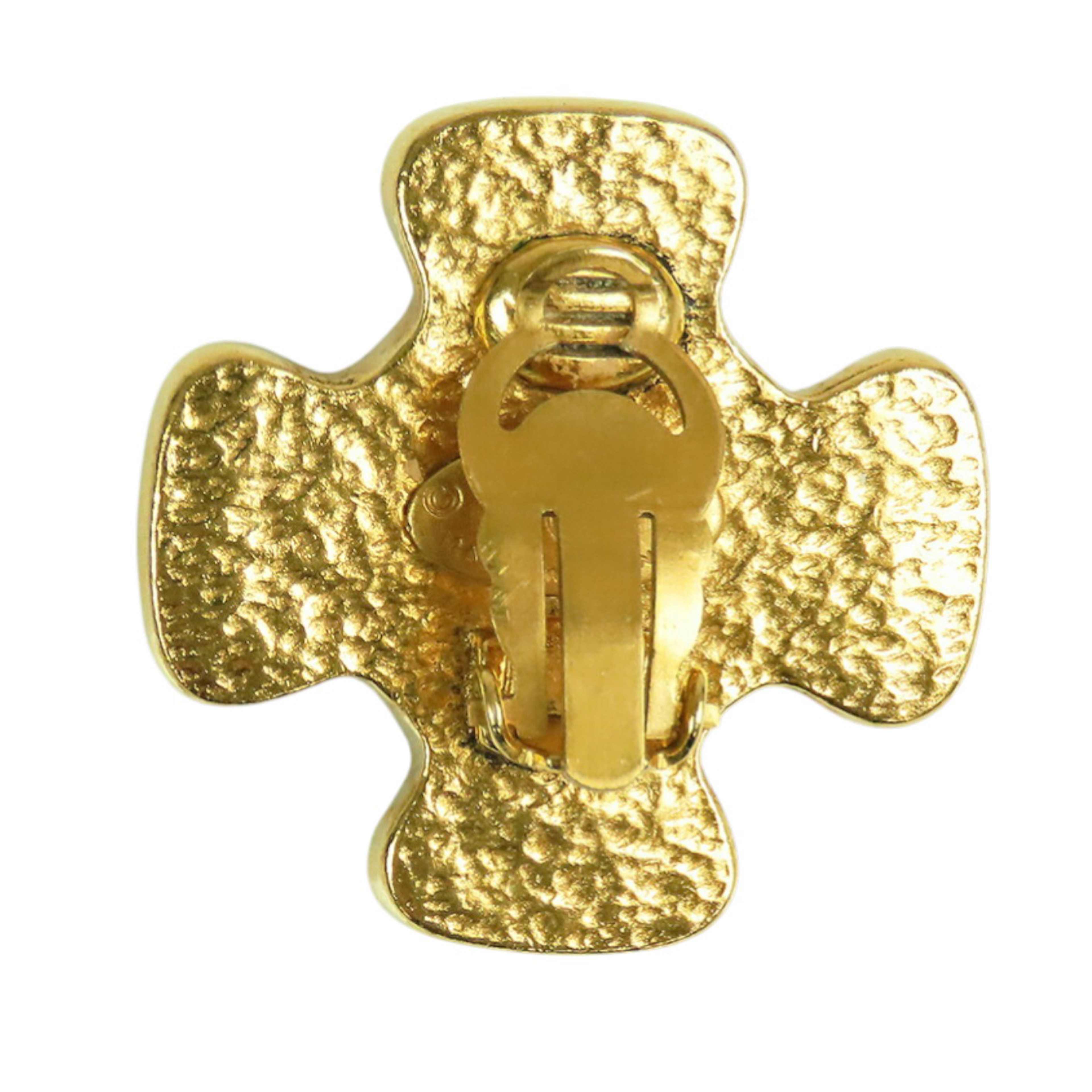 Chanel Cc Gold Plated Gripoix Faux Pearl Clip On Earrings, från Luxclusif, i färgen gold. Klicka för att öppna bilden i stort format