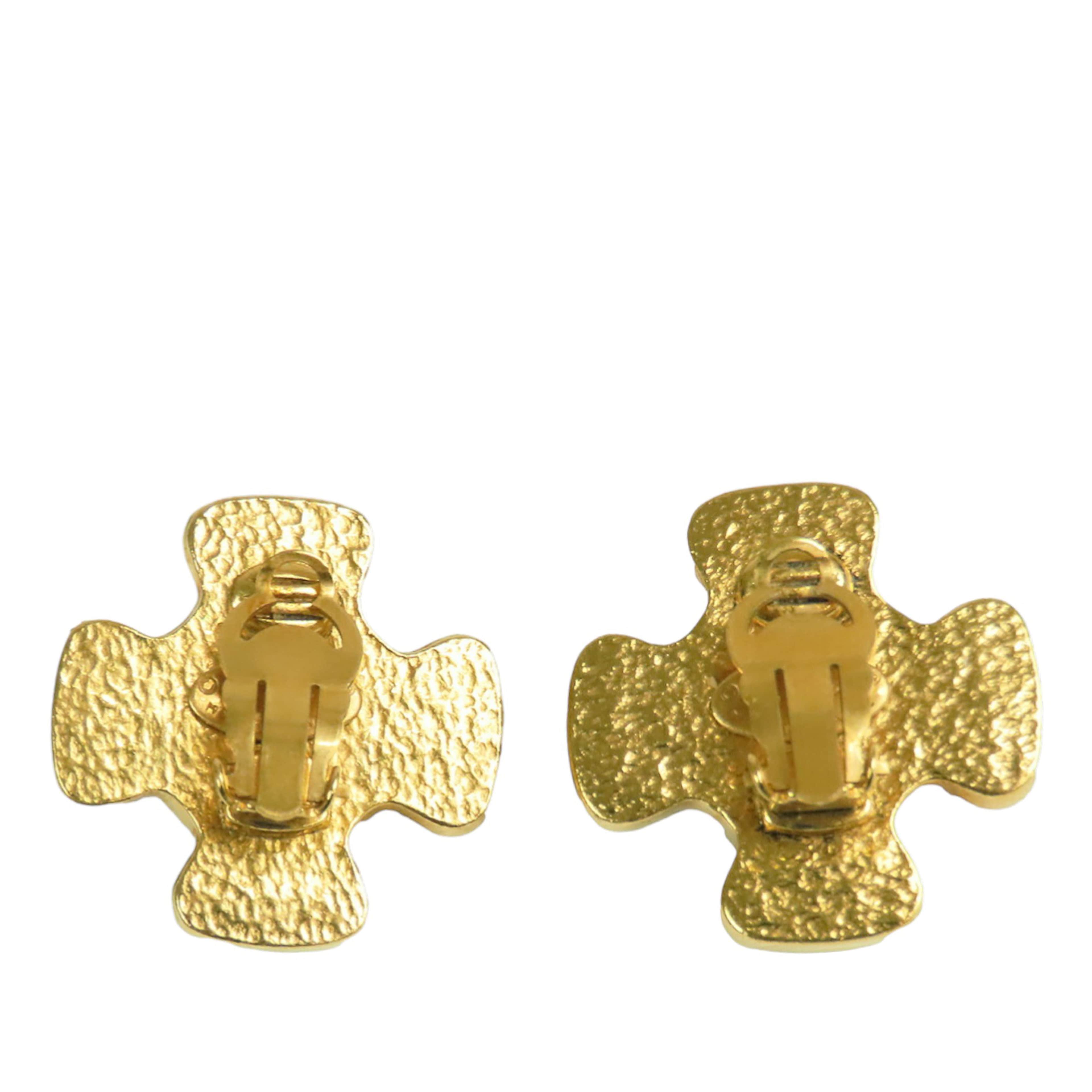 Chanel Cc Gold Plated Gripoix Faux Pearl Clip On Earrings, från Luxclusif, i färgen gold. Klicka för att öppna bilden i stort format