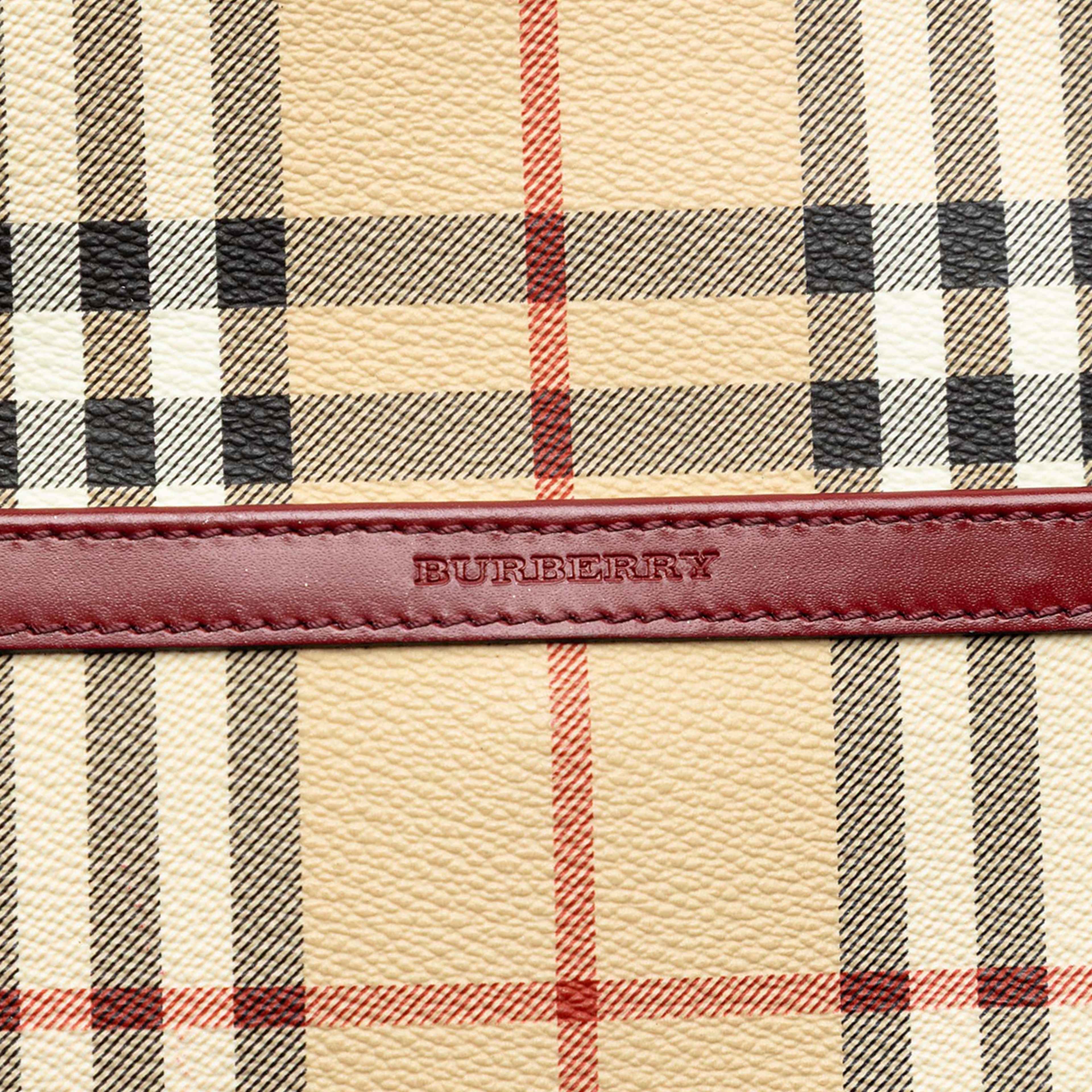 Burberry Haymarket Check Coated Canvas Tote, från Luxclusif, i färgen beige. Klicka för att öppna bilden i stort format