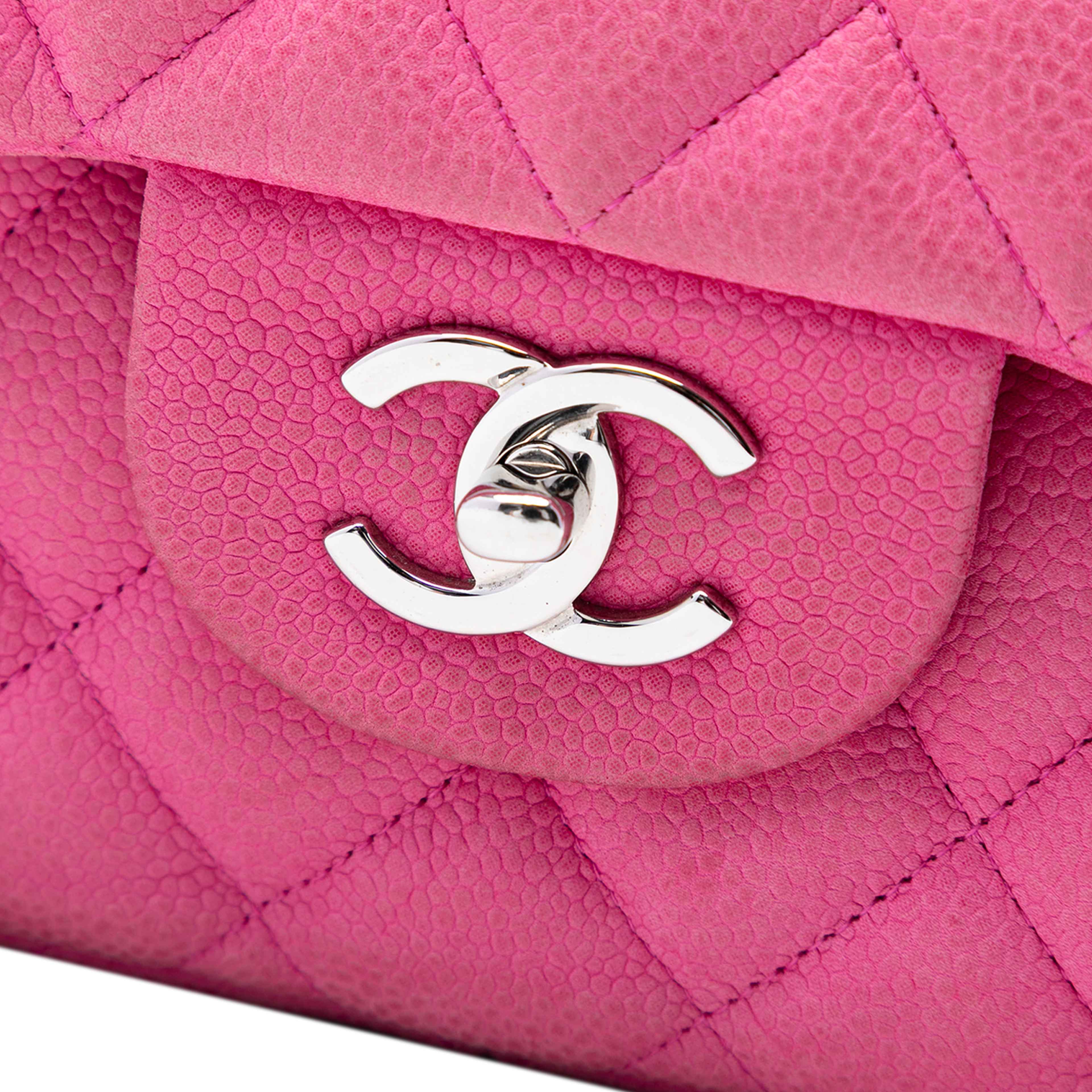 Chanel Jumbo Classic Caviar Double Flap, från Luxclusif, i färgen pink. Klicka för att öppna bilden i stort format