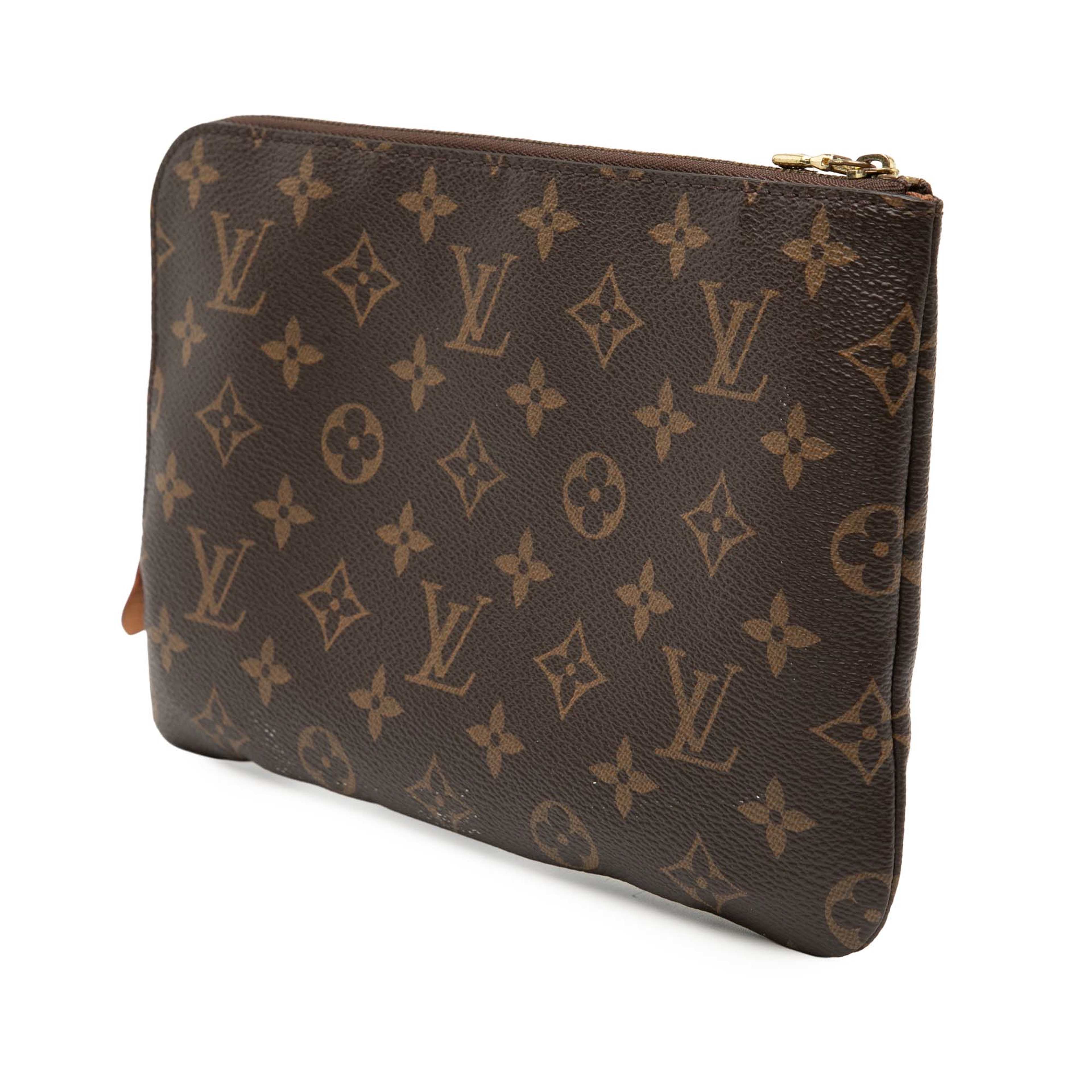 Louis Vuitton Monogram Etui Voyageur Pm, från Luxclusif, i färgen brun. Klicka för att öppna bilden i stort format