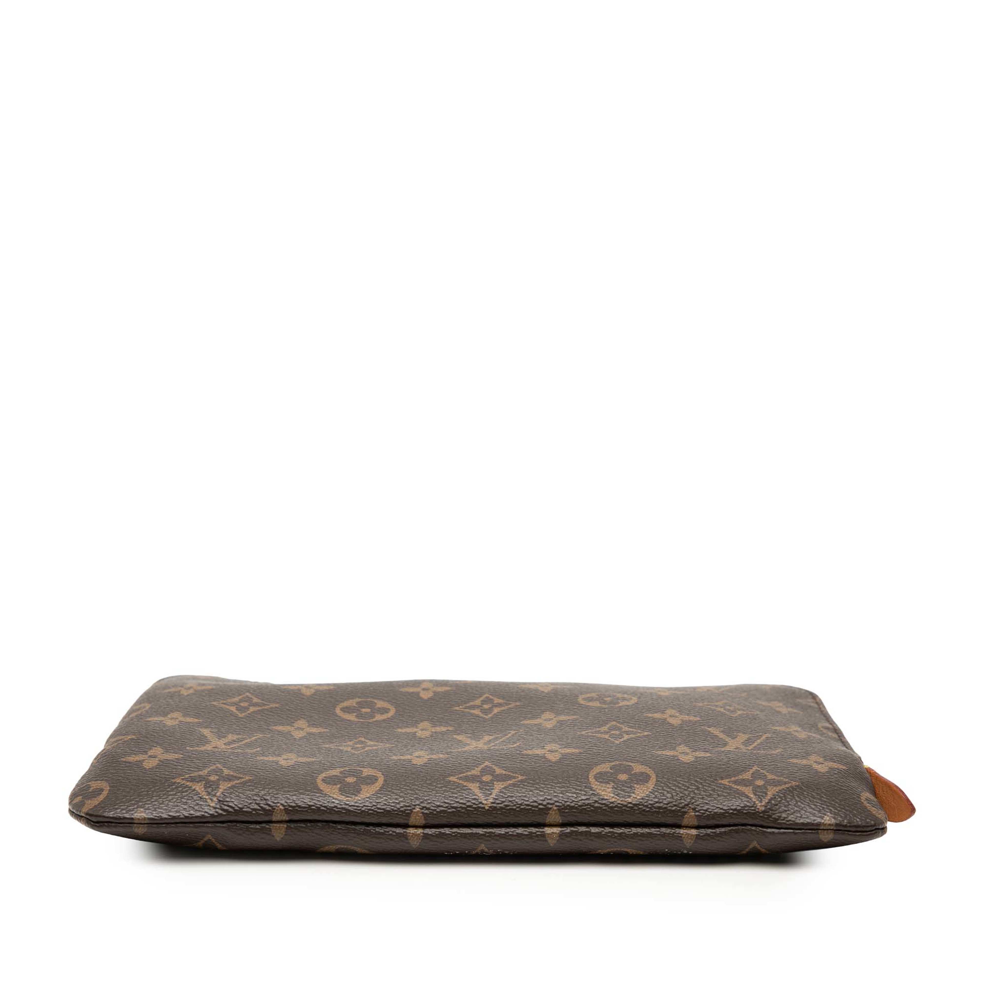 Louis Vuitton Monogram Etui Voyageur Pm, från Luxclusif, i färgen brun. Klicka för att öppna bilden i stort format