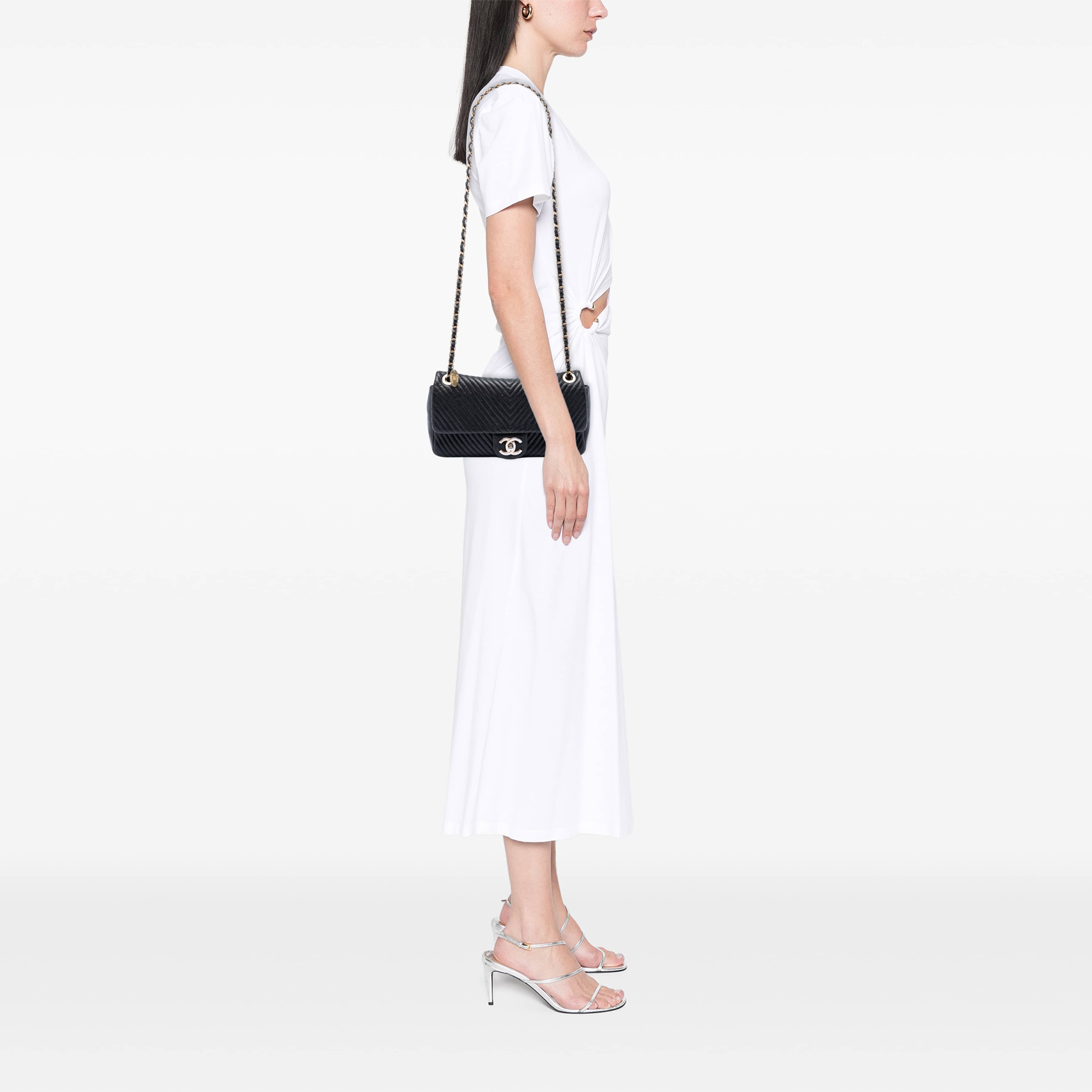 Chanel Medium Chevron Wrinkled Calfskin Medallion Charm Flap, från Luxclusif, i färgen black. Klicka för att öppna bilden i stort format