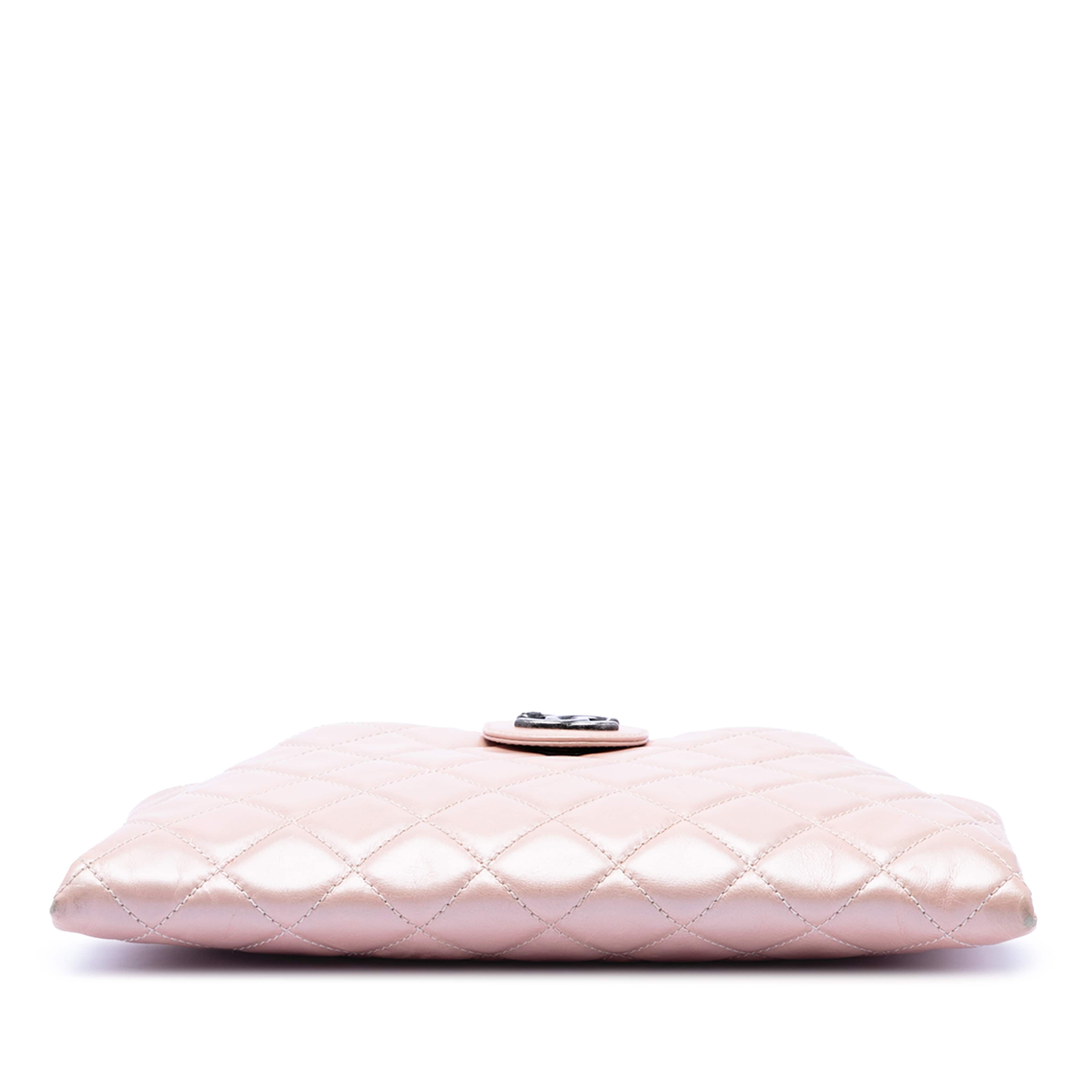 Chanel Quilted Glazed Calfskin Coco Pleats Clutch, från Luxclusif, i färgen rosa. Klicka för att öppna bilden i stort format