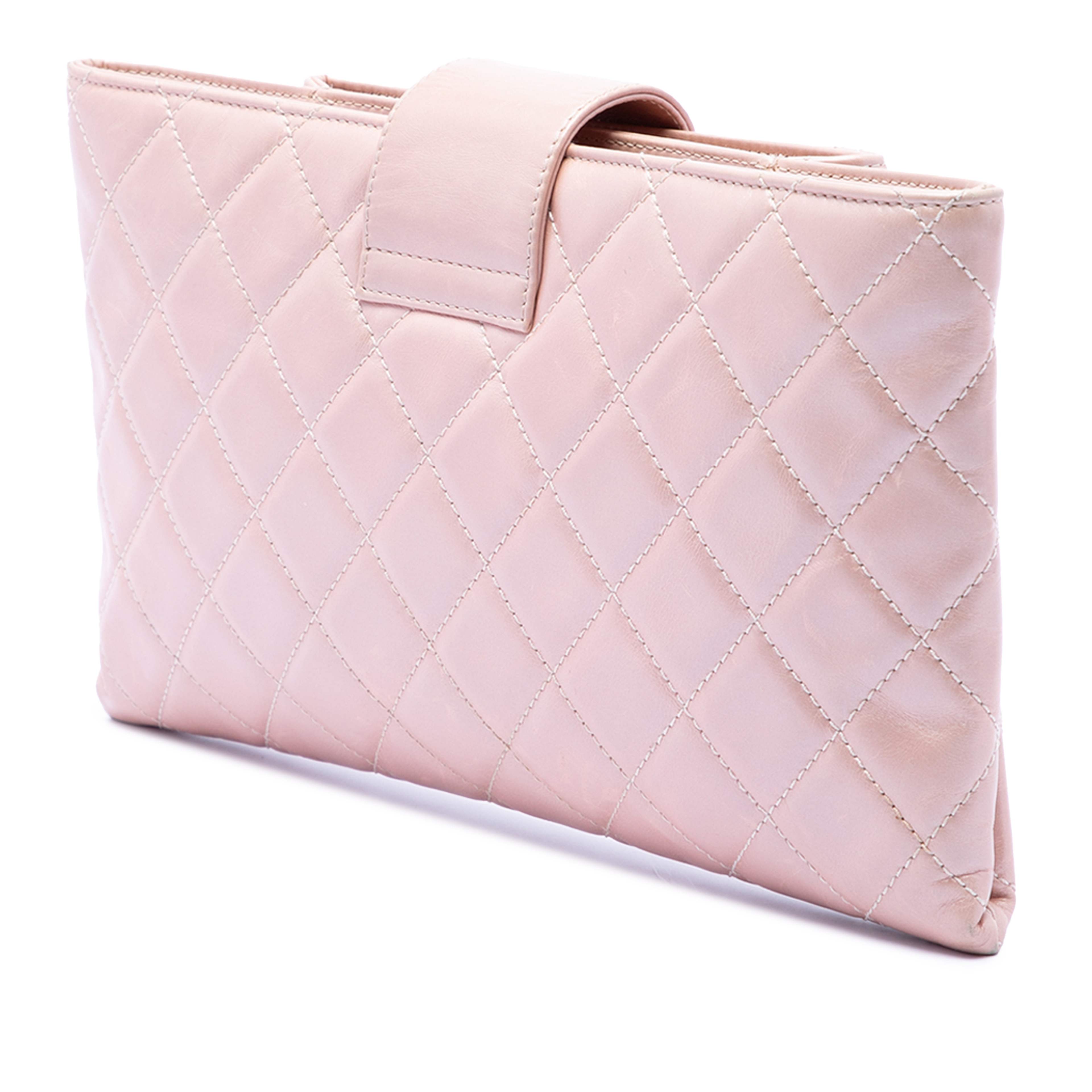 Chanel Quilted Glazed Calfskin Coco Pleats Clutch, från Luxclusif, i färgen light pink. Klicka för att öppna bilden i stort format