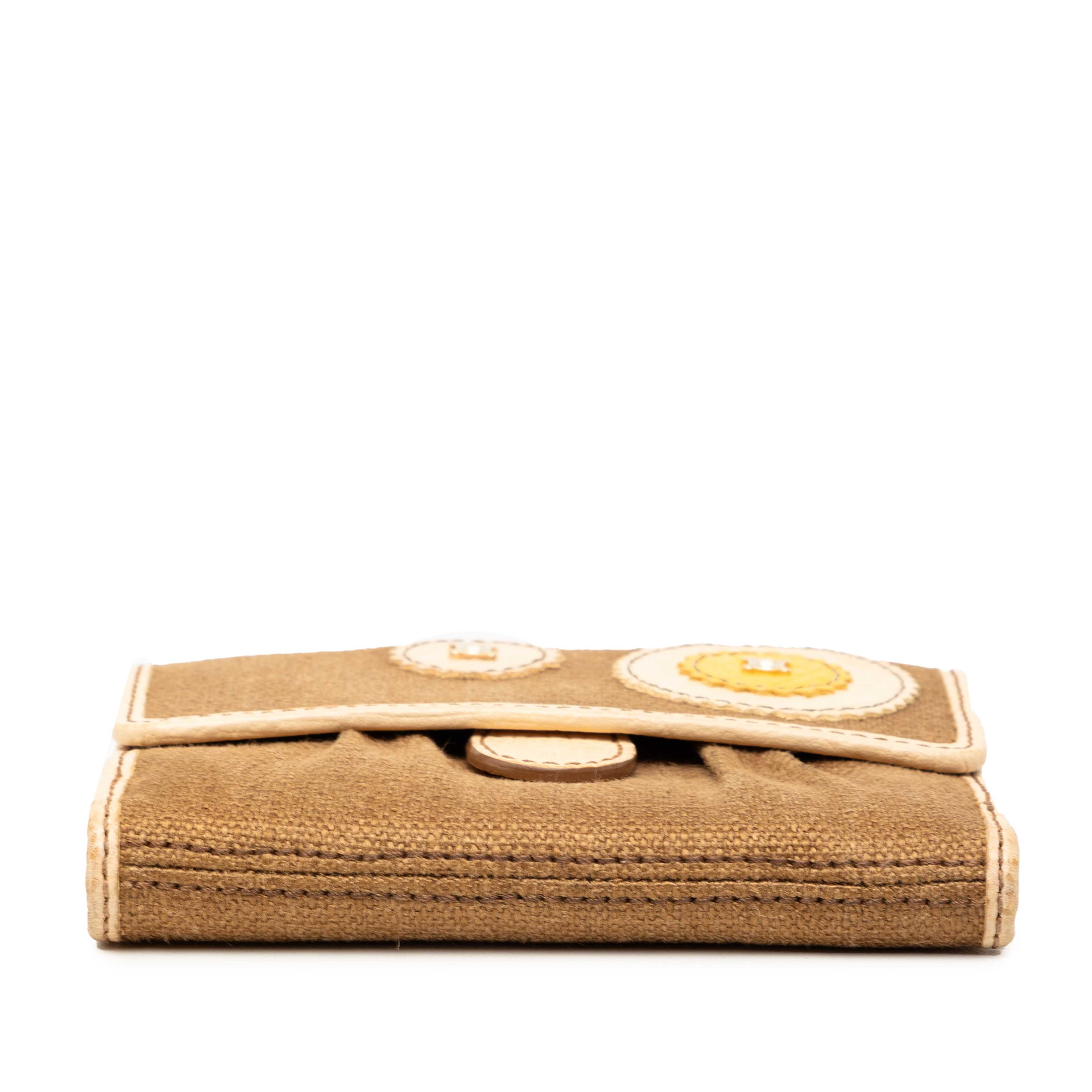 Celine Canvas Patches Wallet, från Luxclusif, i färgen brown. Klicka för att öppna bilden i stort format