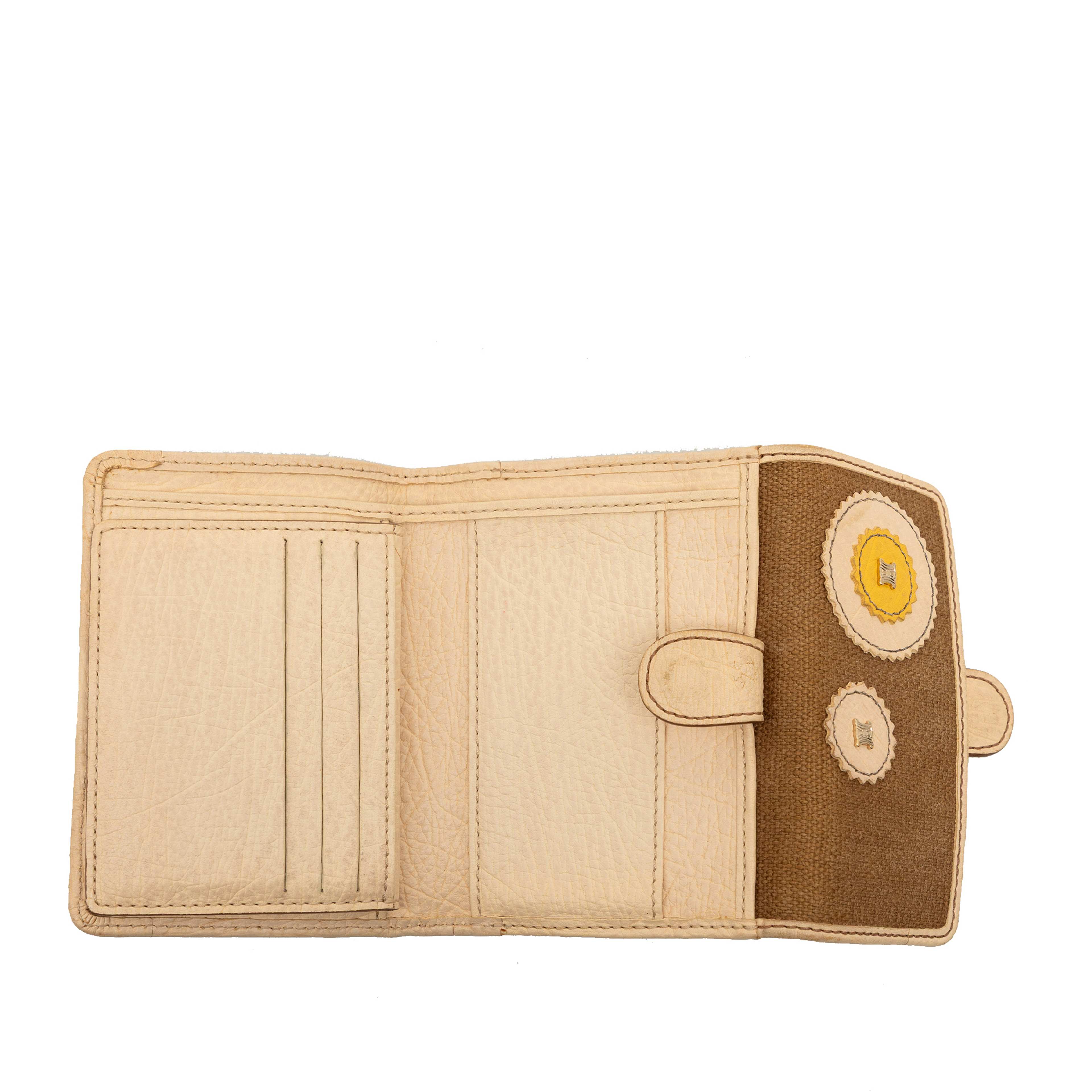 Celine Canvas Patches Wallet, från Luxclusif, i färgen brown. Klicka för att öppna bilden i stort format