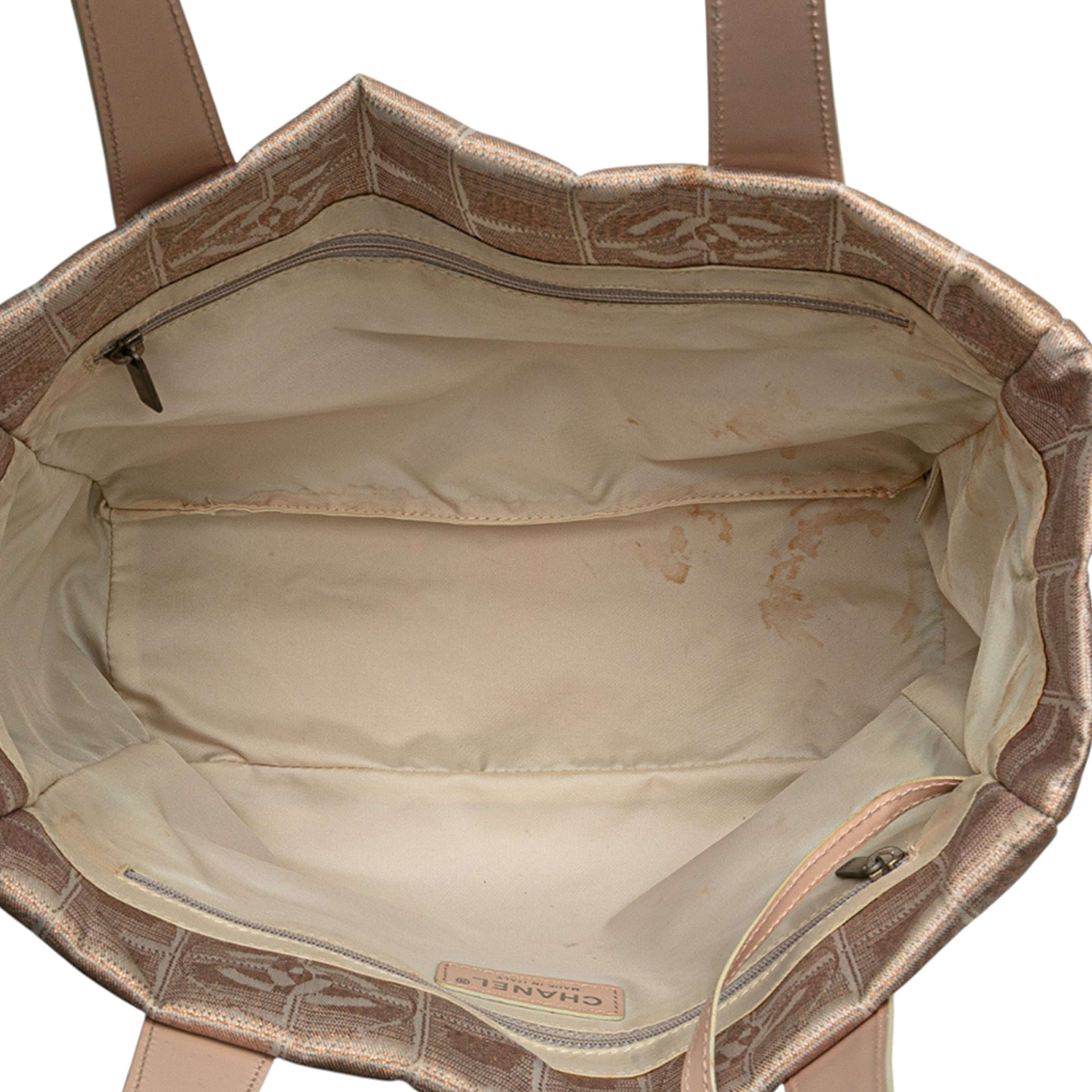 Chanel New Travel Line Nylon Tote, från Luxclusif, i färgen beige. Klicka för att öppna bilden i stort format