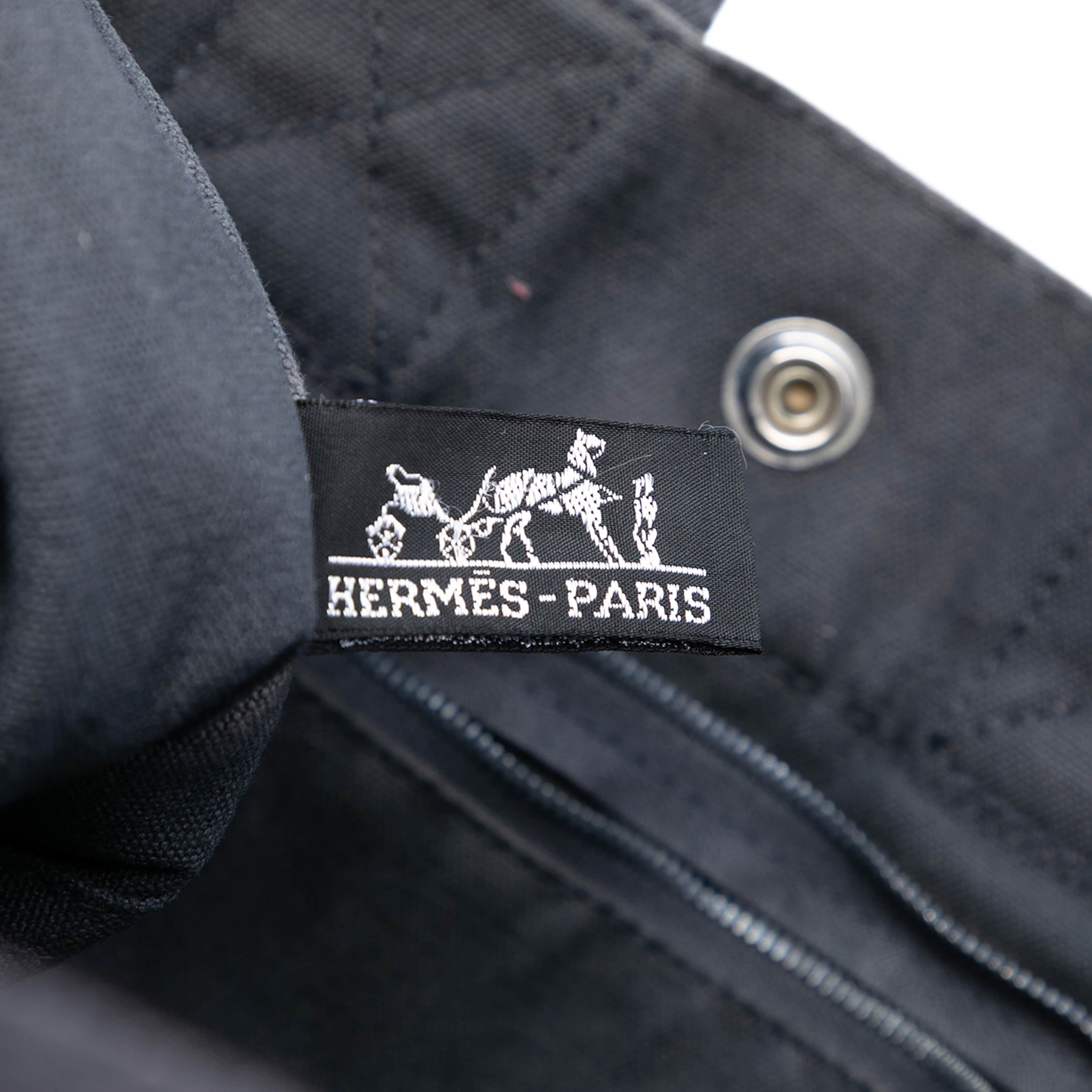 Hermès Canvas Fourre Tout Pm, från Luxclusif, i färgen black. Klicka för att öppna bilden i stort format