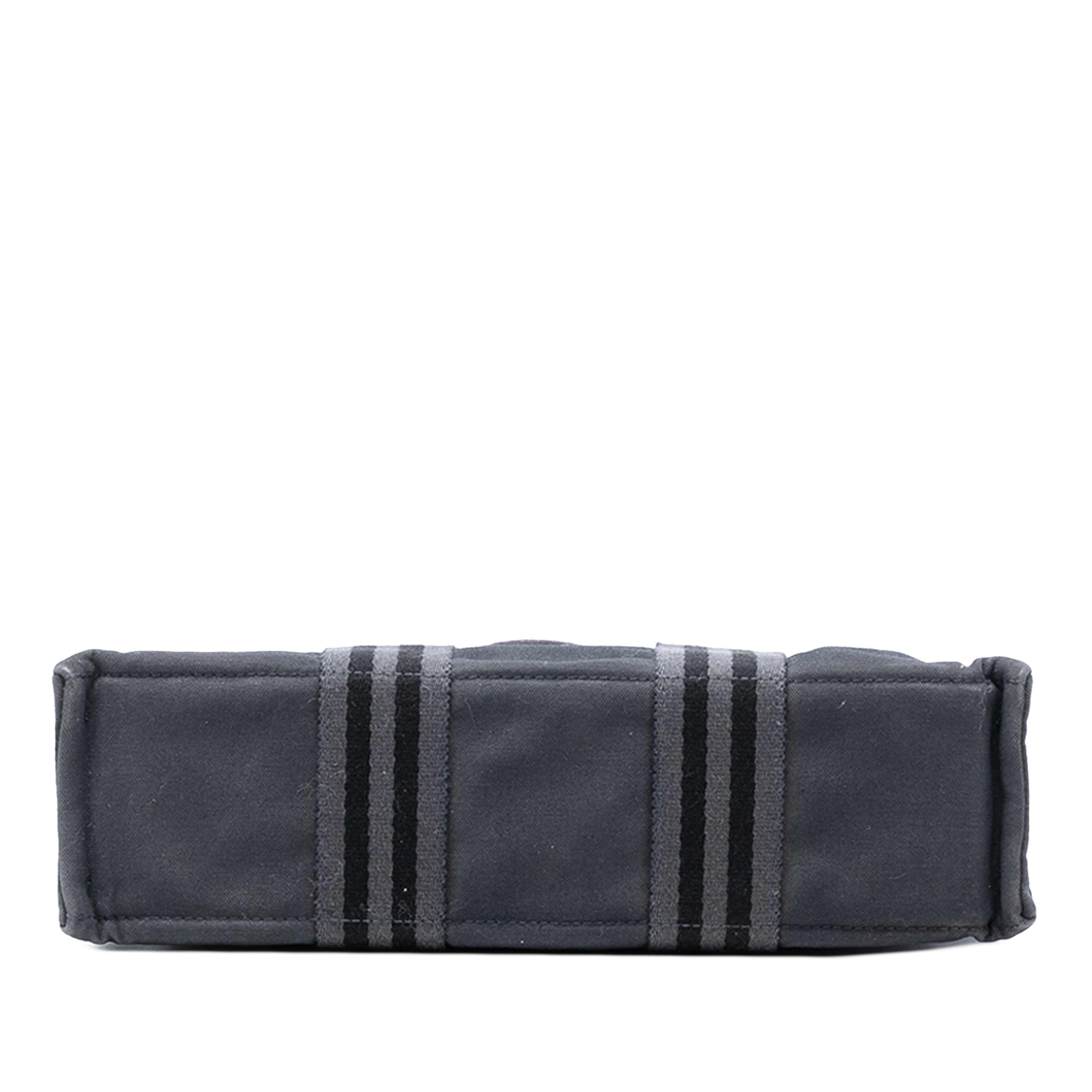 Hermès Canvas Fourre Tout Pm, från Luxclusif, i färgen black. Klicka för att öppna bilden i stort format