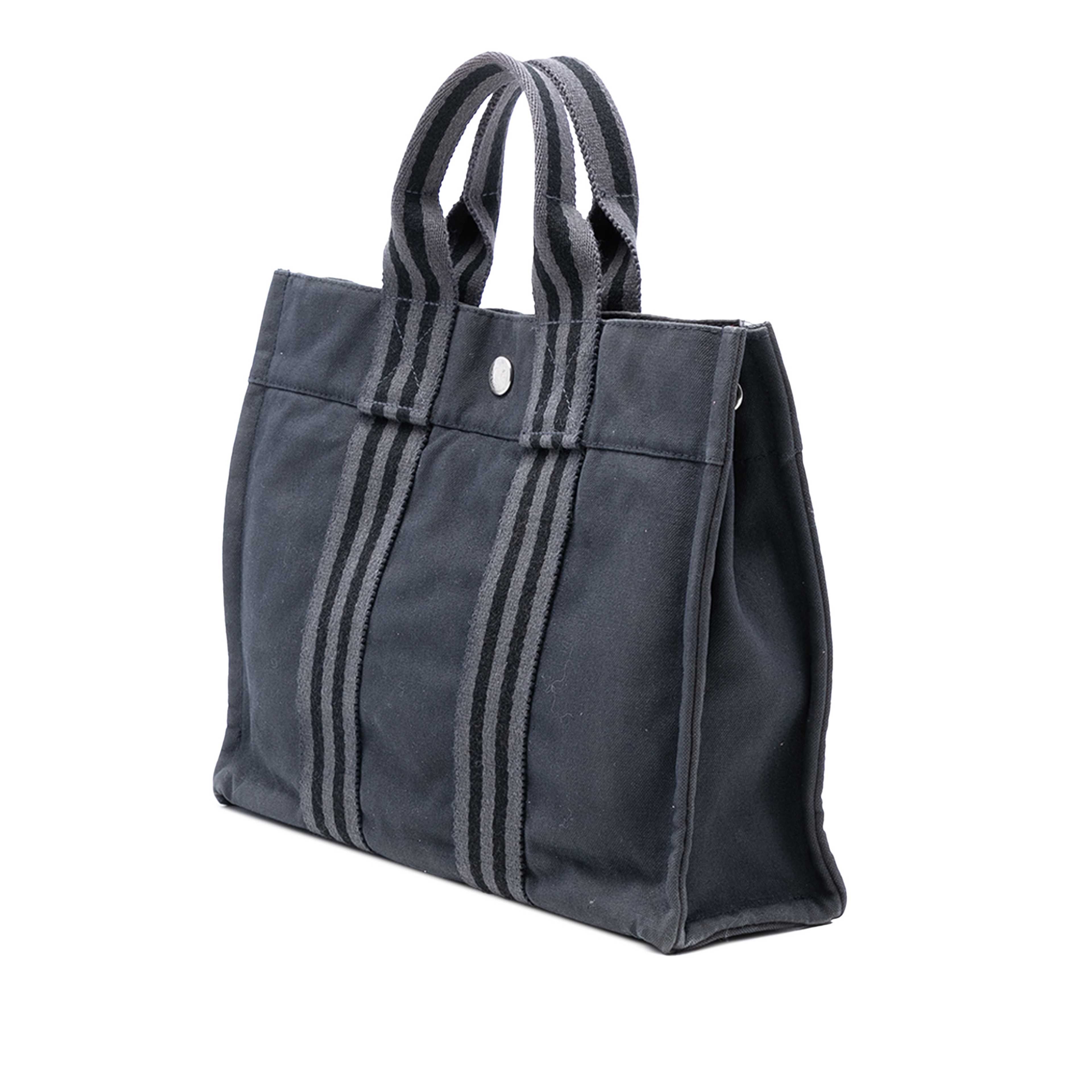 Hermès Canvas Fourre Tout Pm, från Luxclusif, i färgen black. Klicka för att öppna bilden i stort format