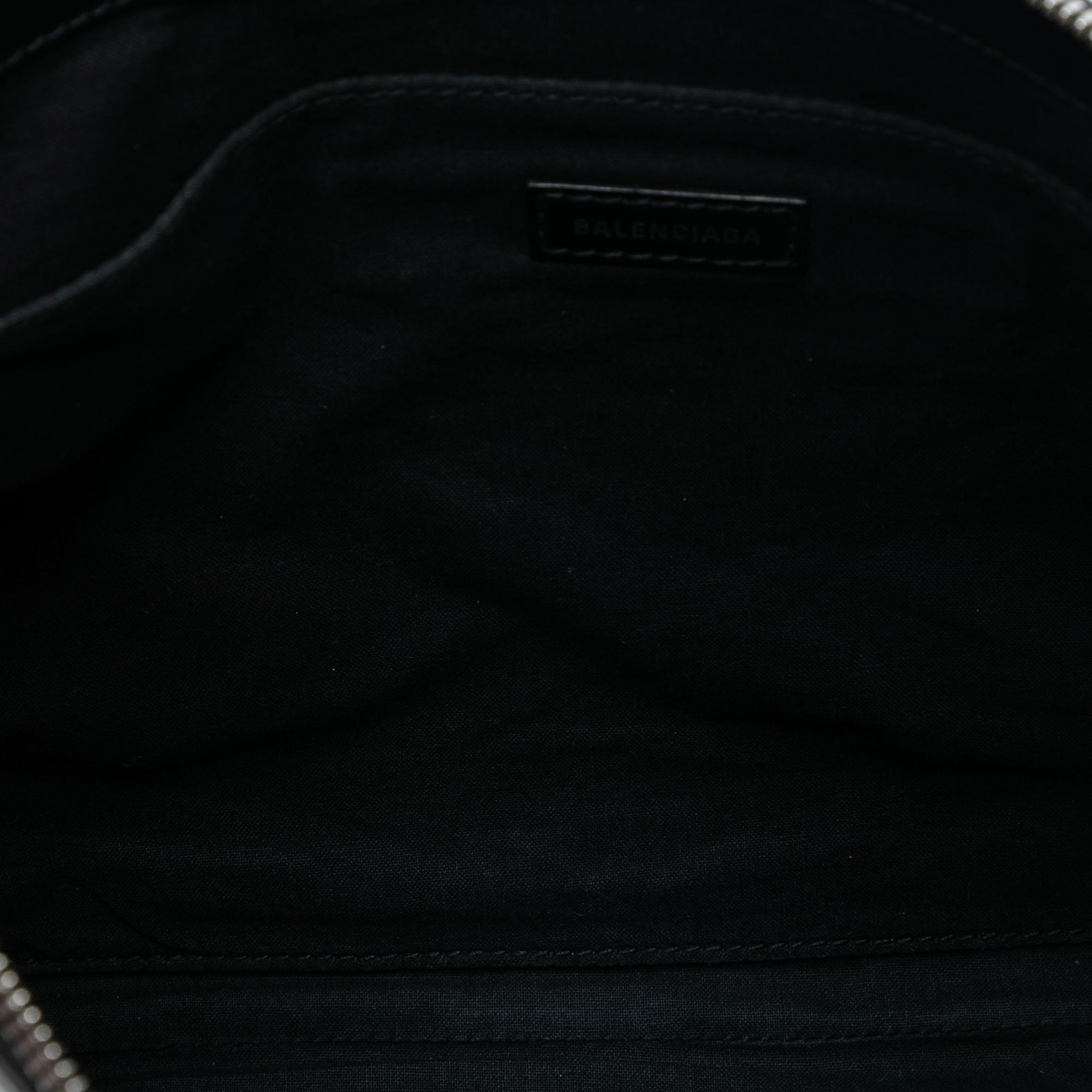 Balenciaga Canvas Navy Clip M, från Luxclusif, i färgen light beige. Klicka för att öppna bilden i stort format