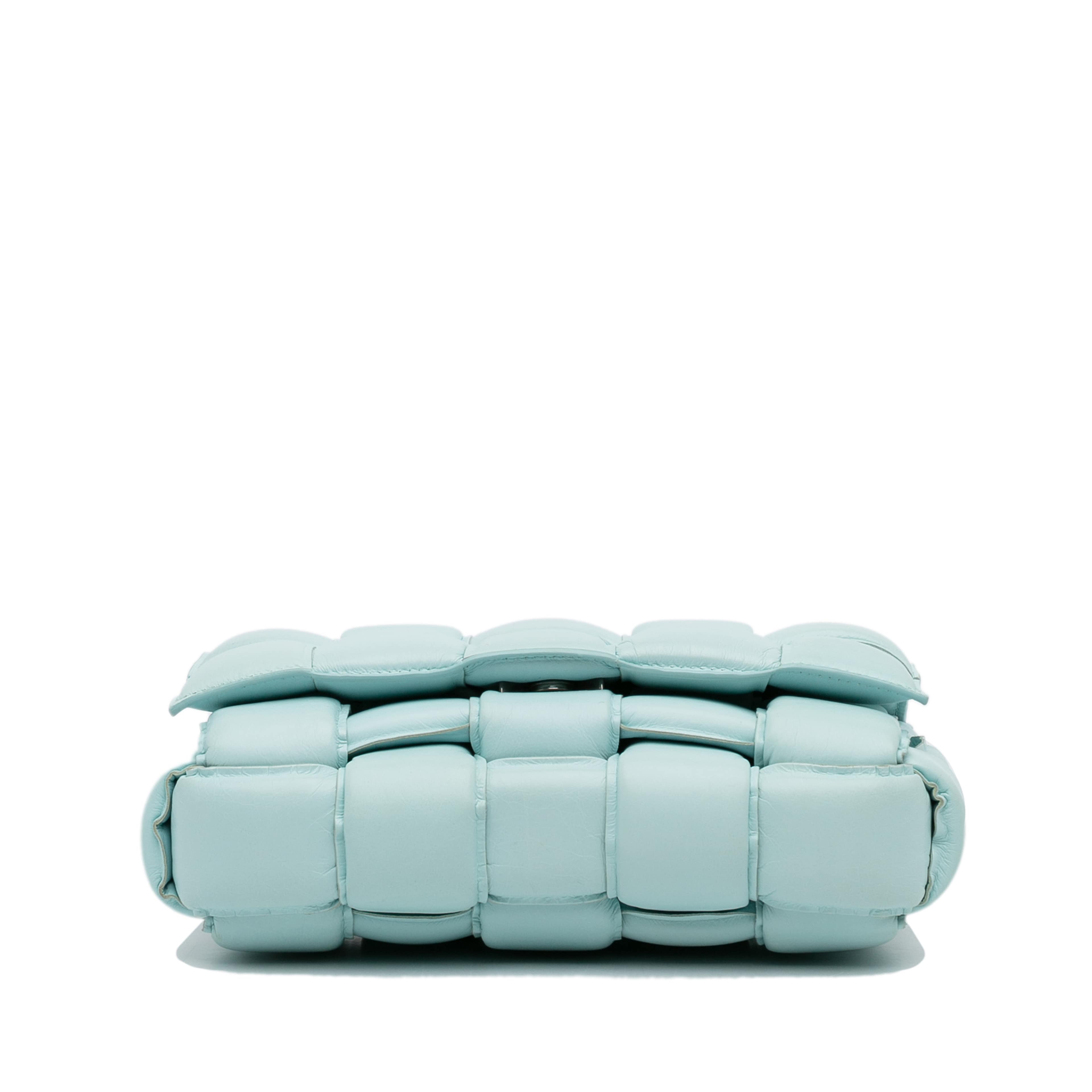 Bottega Veneta Nappa Intrecciato Padded Cassette Crossbody, från Luxclusif, i färgen light blue. Klicka för att öppna bilden i stort format