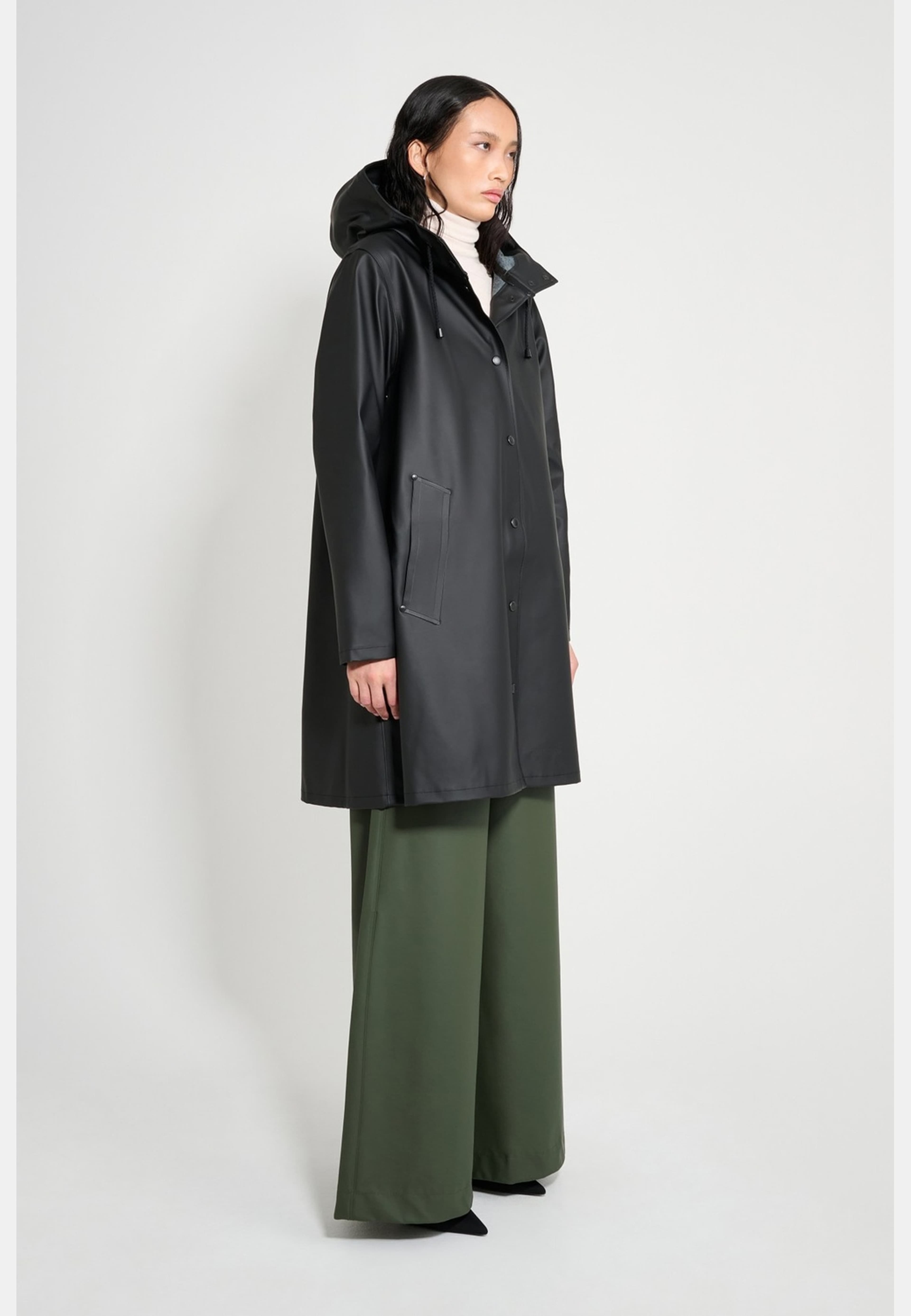 Mosebacke Raincoat, från Stutterheim, i färgen black. Klicka för att öppna bilden i stort format