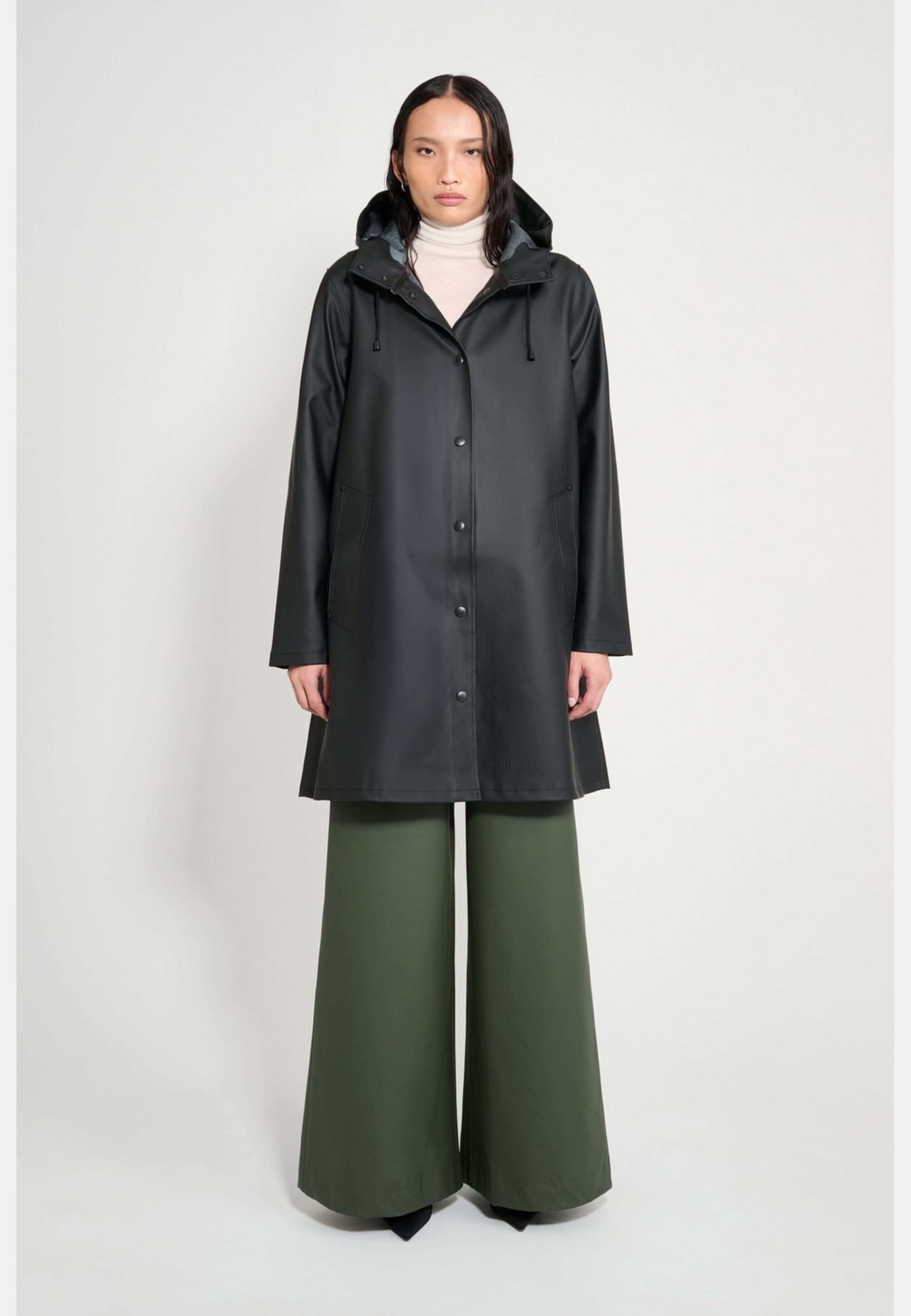 Mosebacke Raincoat, från Stutterheim, i färgen black. Klicka för att öppna bilden i stort format