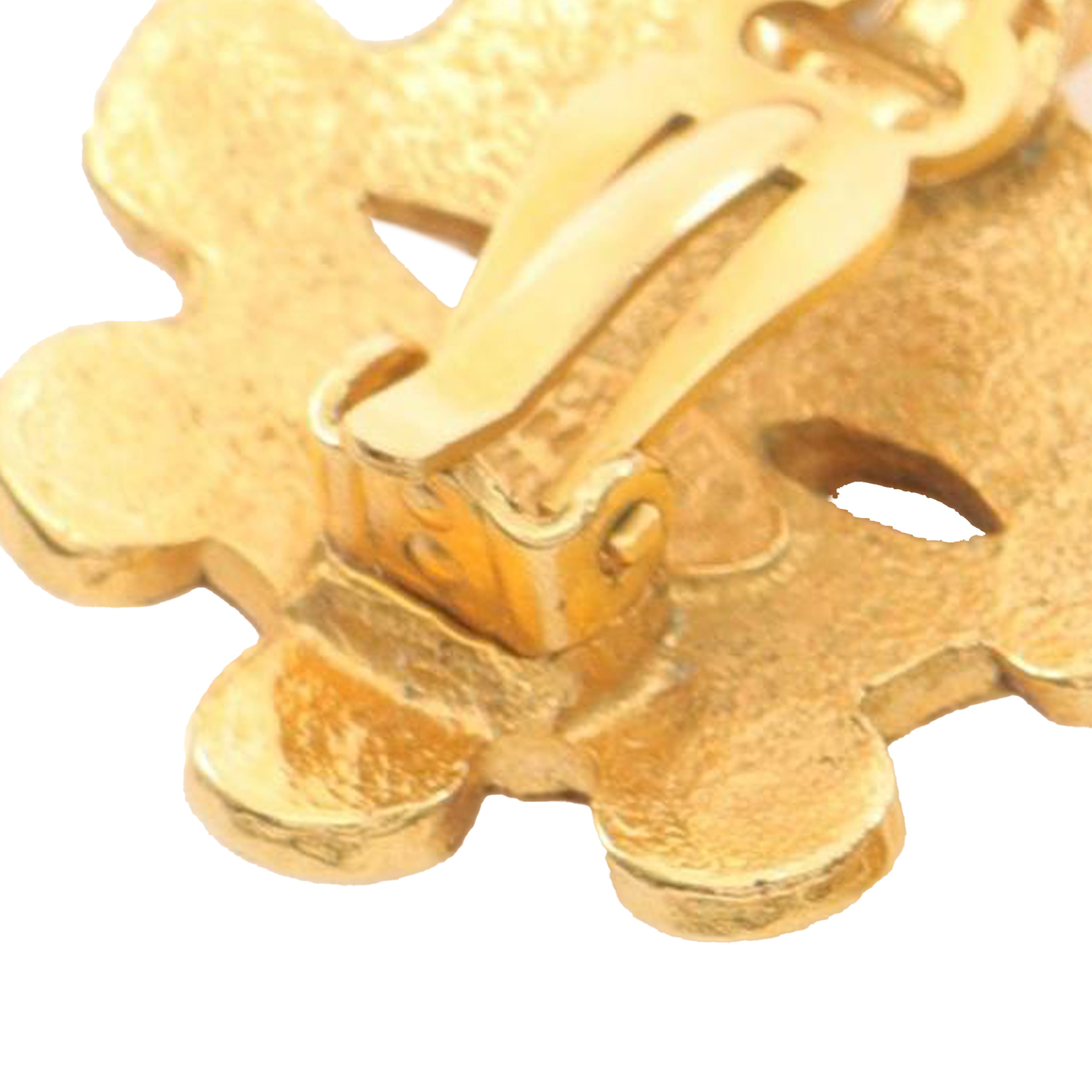 Chanel Gold Plated Cc Floral Clip On Earrings, från Luxclusif, i färgen gold. Klicka för att öppna bilden i stort format