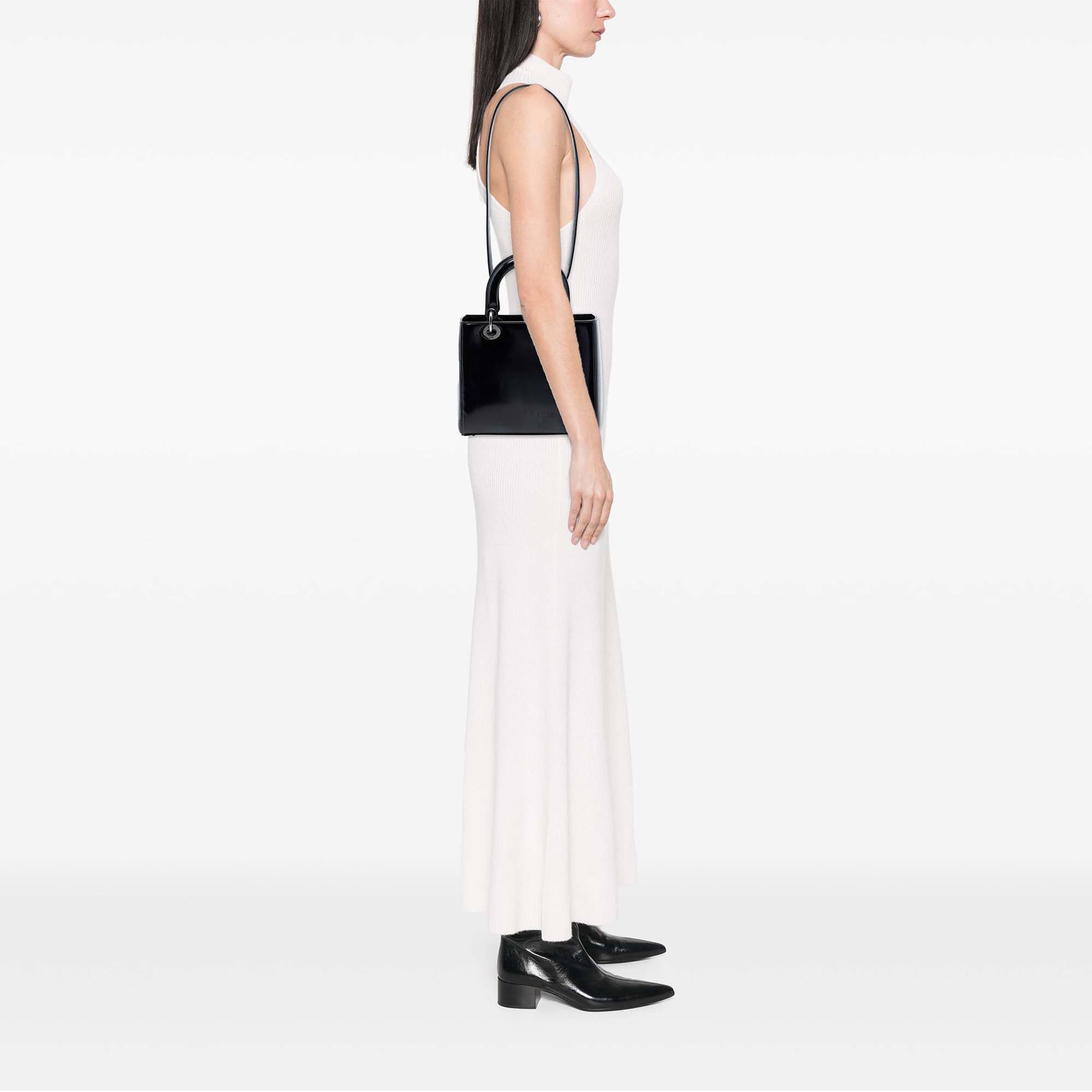 Dior Medium Patent Lady Dior, från Luxclusif, i färgen svart. Klicka för att öppna bilden i stort format