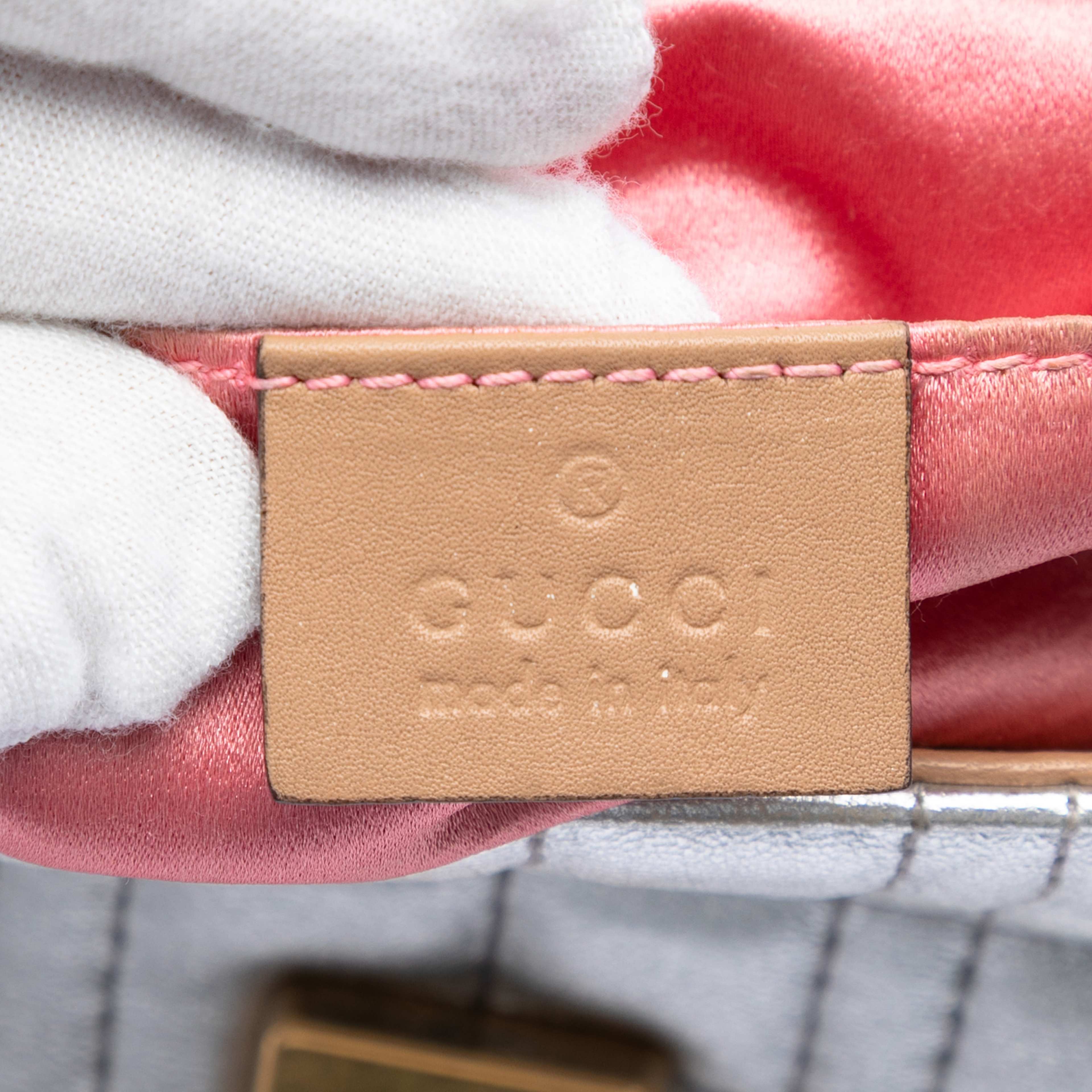 Gucci Small Pearly Gg Marmont Pearl Studded Matelasse Leather Shoulder Bag, från Luxclusif, i färgen silver. Klicka för att öppna bilden i stort format