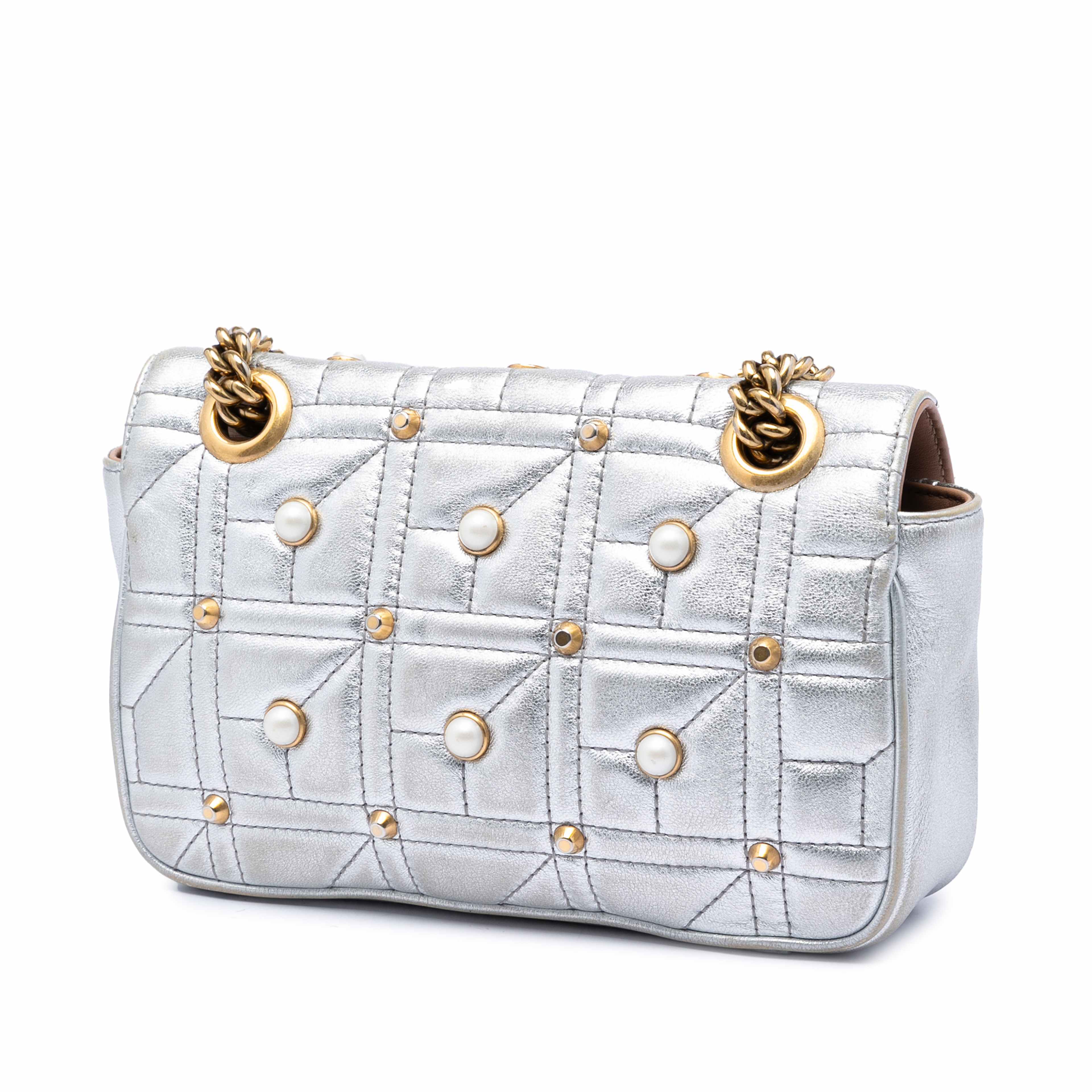 Gucci Small Pearly Gg Marmont Pearl Studded Matelasse Leather Shoulder Bag, från Luxclusif, i färgen silver. Klicka för att öppna bilden i stort format