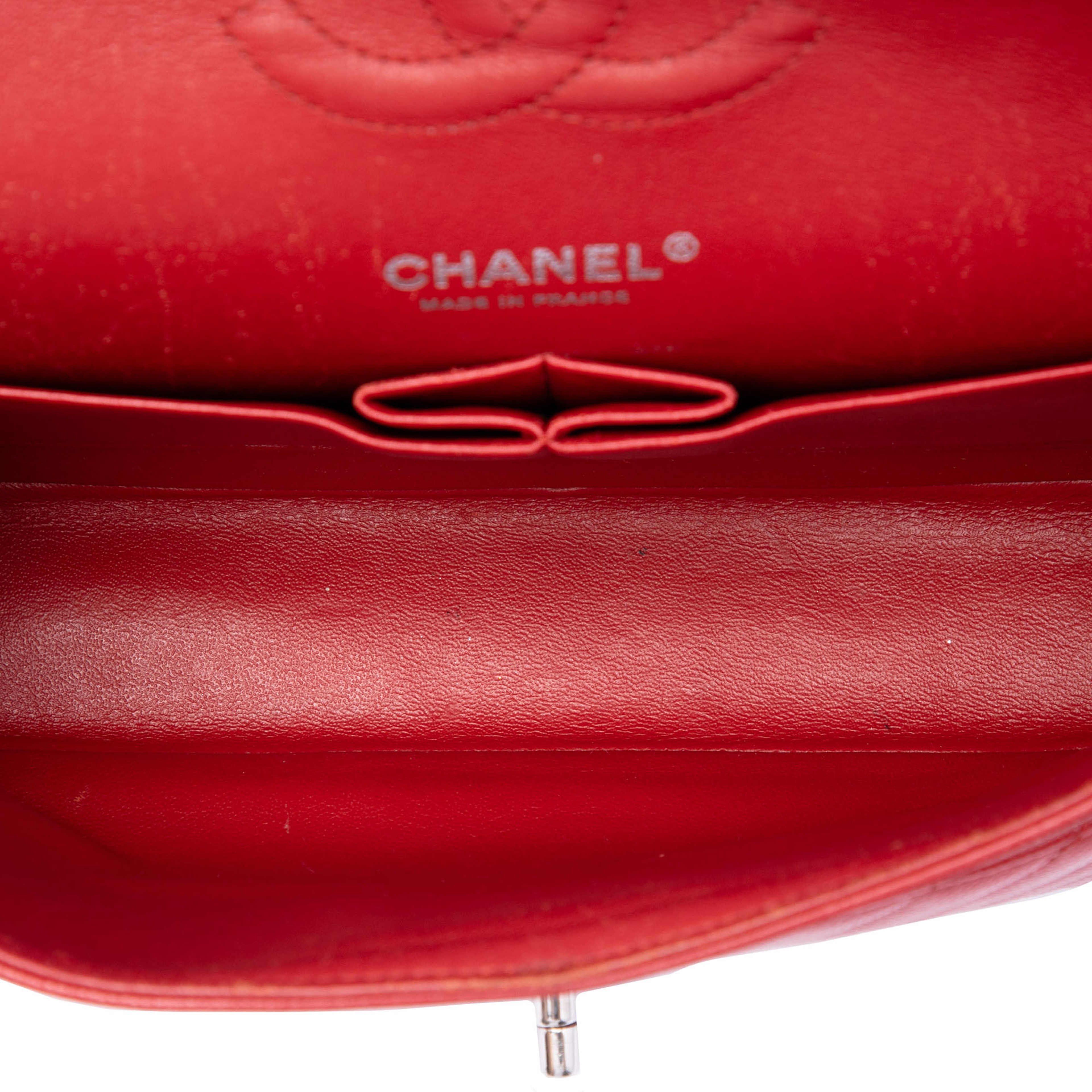 Chanel Medium Classic Chevron Caviar Double Flap, från Luxclusif, i färgen röd. Klicka för att öppna bilden i stort format