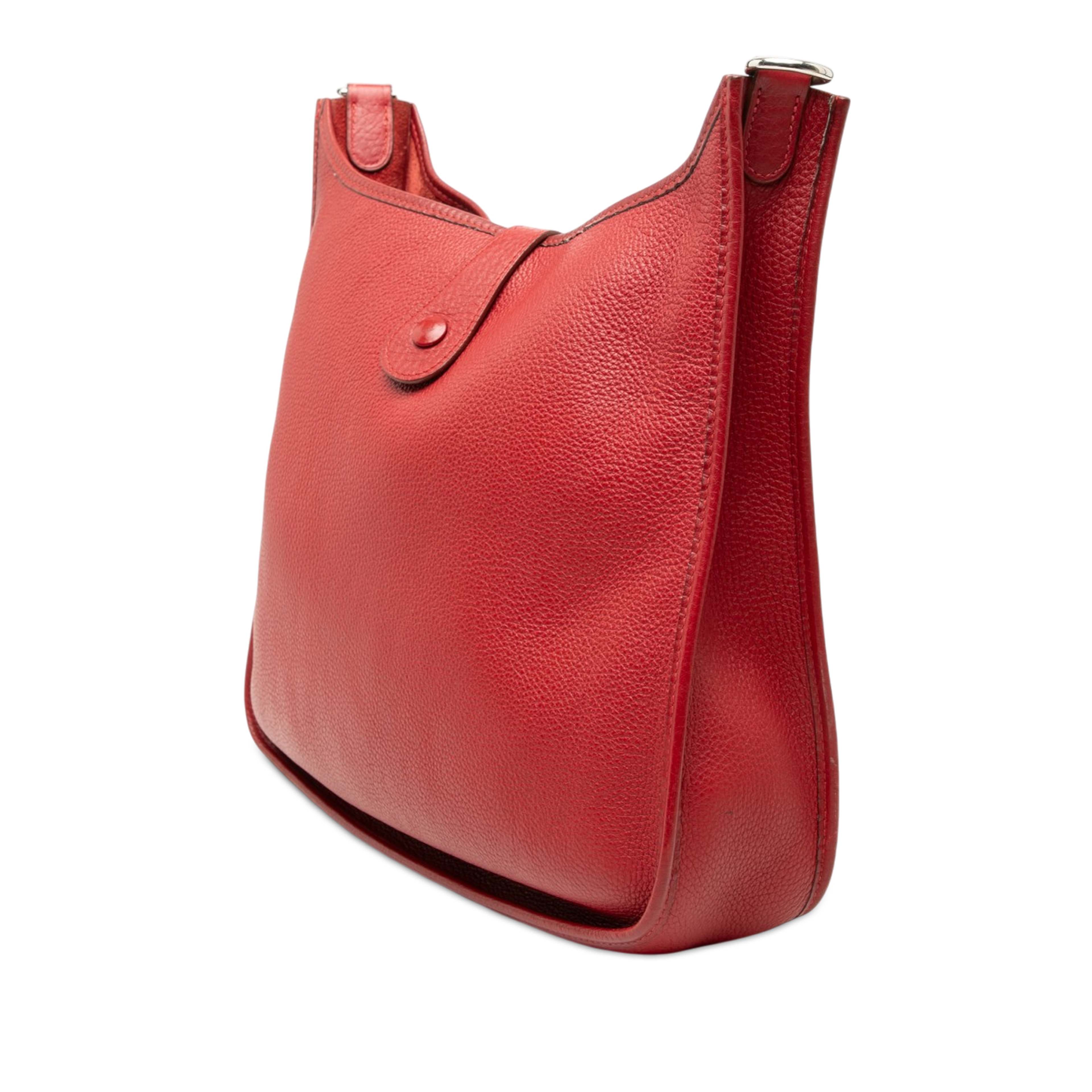 Hermès Clemence Evelyne I Gm, från Luxclusif, i färgen red. Klicka för att öppna bilden i stort format